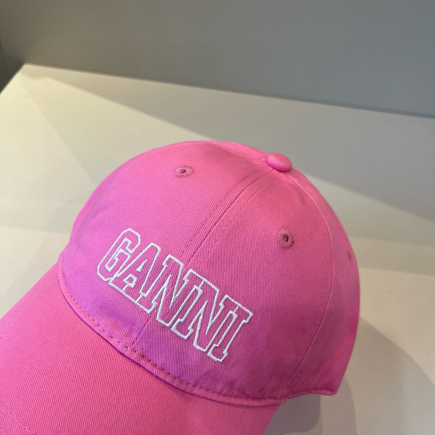 
潮牌🧢官网新品，棒球帽，原单品质火爆来袭 。🎩 工艺非常精美 高档大气上档次！低调奢华，方便携带！跑量
