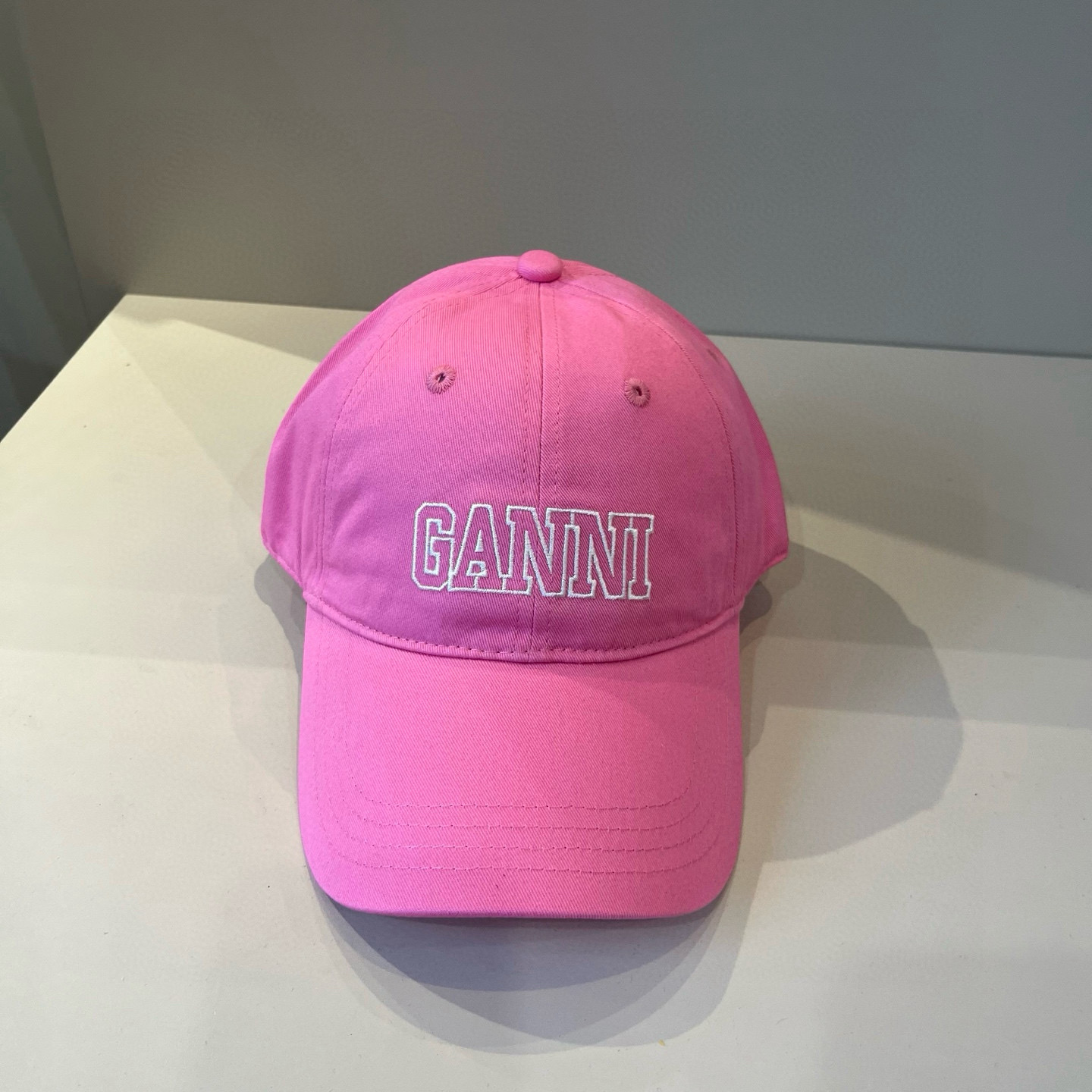 
潮牌🧢官网新品，棒球帽，原单品质火爆来袭 。🎩 工艺非常精美 高档大气上档次！低调奢华，方便携带！跑量