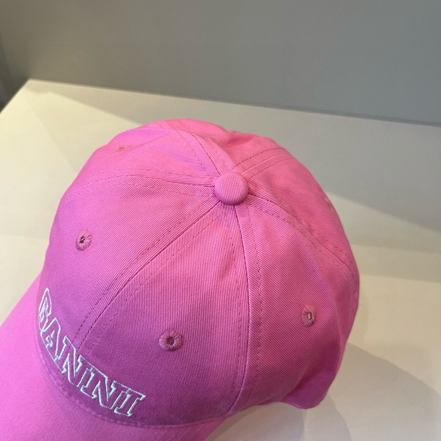 
潮牌🧢官网新品，棒球帽，原单品质火爆来袭 。🎩 工艺非常精美 高档大气上档次！低调奢华，方便携带！跑量