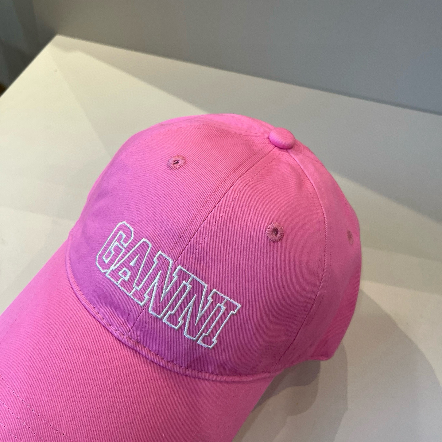 
潮牌🧢官网新品，棒球帽，原单品质火爆来袭 。🎩 工艺非常精美 高档大气上档次！低调奢华，方便携带！跑量