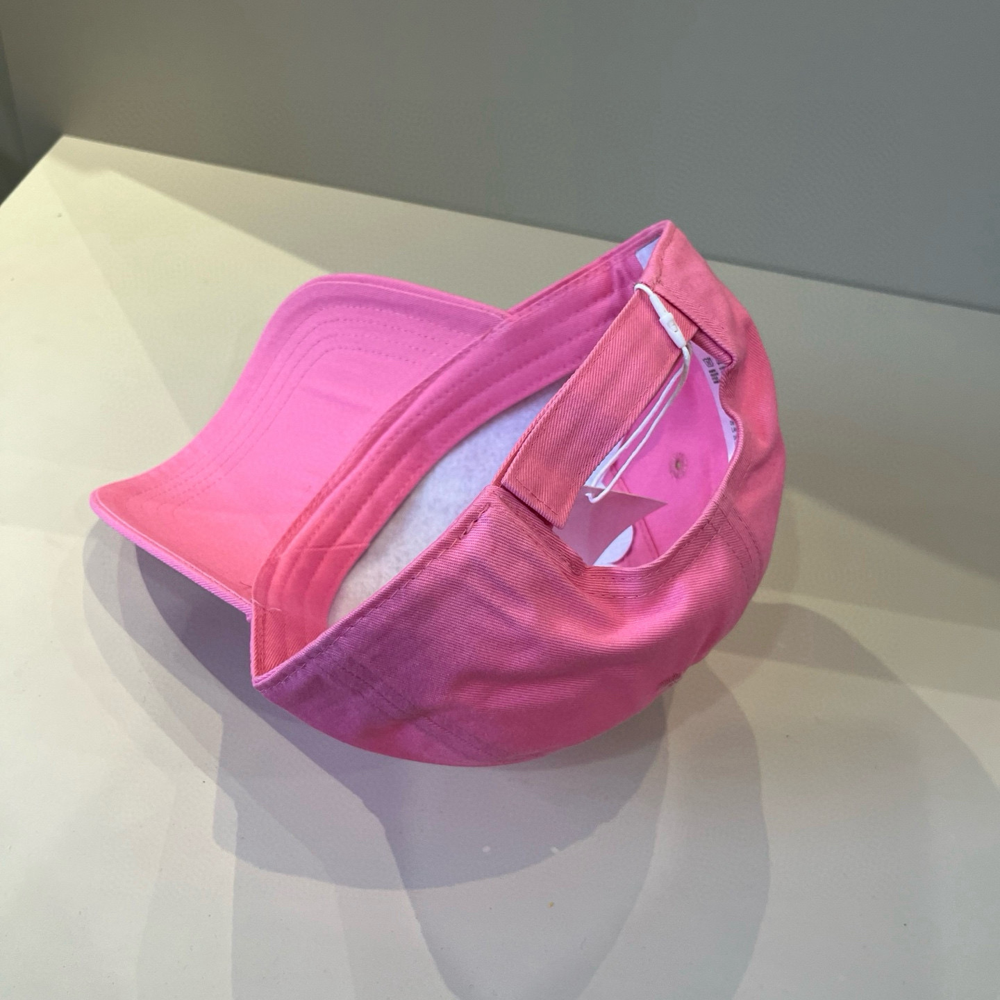 
潮牌🧢官网新品，棒球帽，原单品质火爆来袭 。🎩 工艺非常精美 高档大气上档次！低调奢华，方便携带！跑量