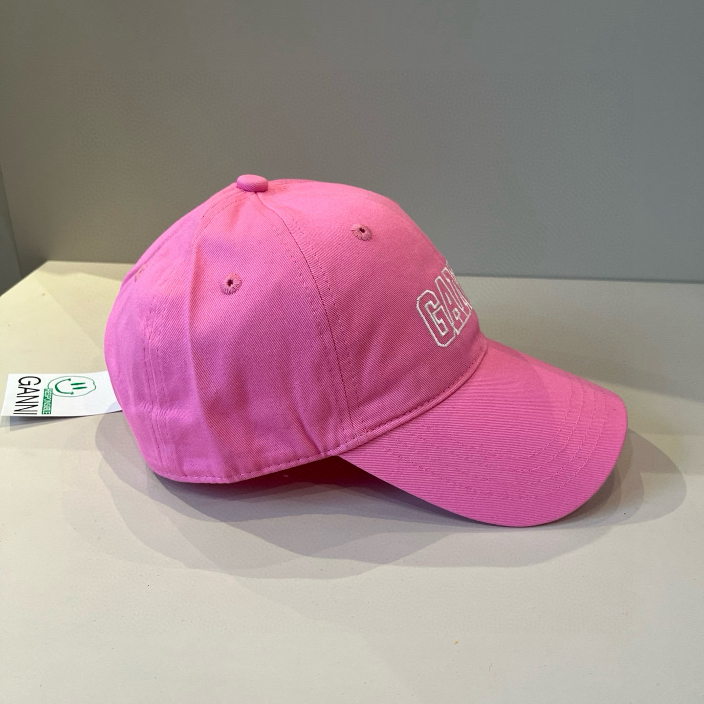 
潮牌🧢官网新品，棒球帽，原单品质火爆来袭 。🎩 工艺非常精美 高档大气上档次！低调奢华，方便携带！跑量