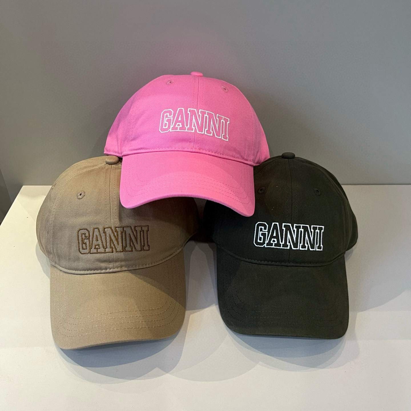 
潮牌🧢官网新品，棒球帽，原单品质火爆来袭 。🎩 工艺非常精美 高档大气上档次！低调奢华，方便携带！跑量