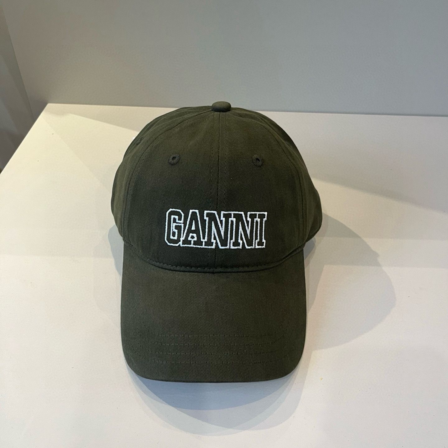 
潮牌🧢官网新品，棒球帽，原单品质火爆来袭 。🎩 工艺非常精美 高档大气上档次！低调奢华，方便携带！跑量