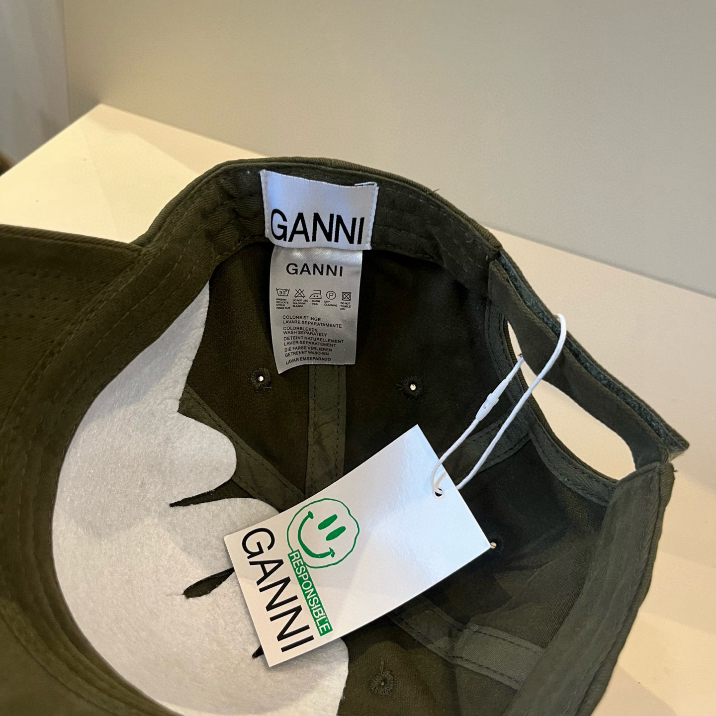 
潮牌🧢官网新品，棒球帽，原单品质火爆来袭 。🎩 工艺非常精美 高档大气上档次！低调奢华，方便携带！跑量