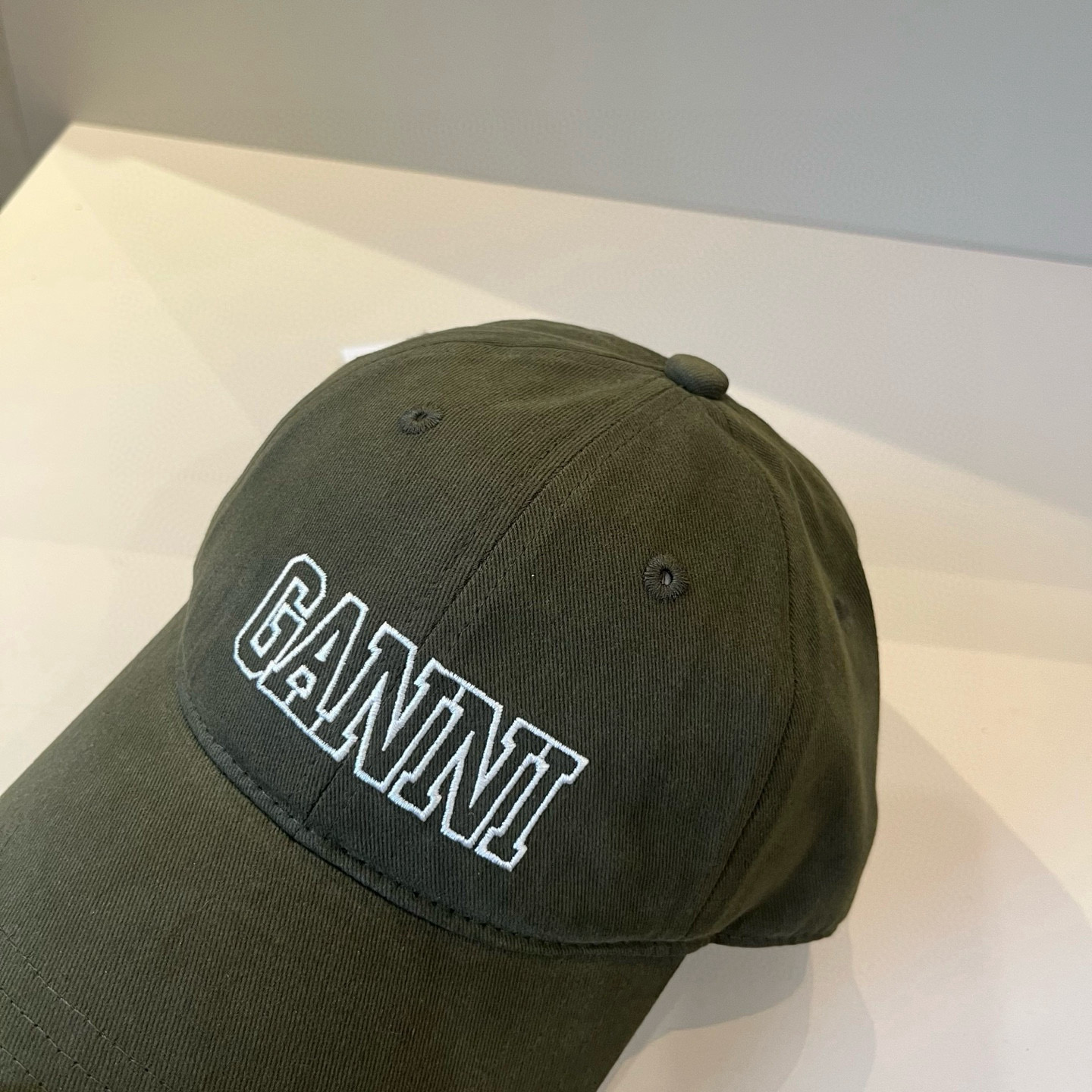 
潮牌🧢官网新品，棒球帽，原单品质火爆来袭 。🎩 工艺非常精美 高档大气上档次！低调奢华，方便携带！跑量