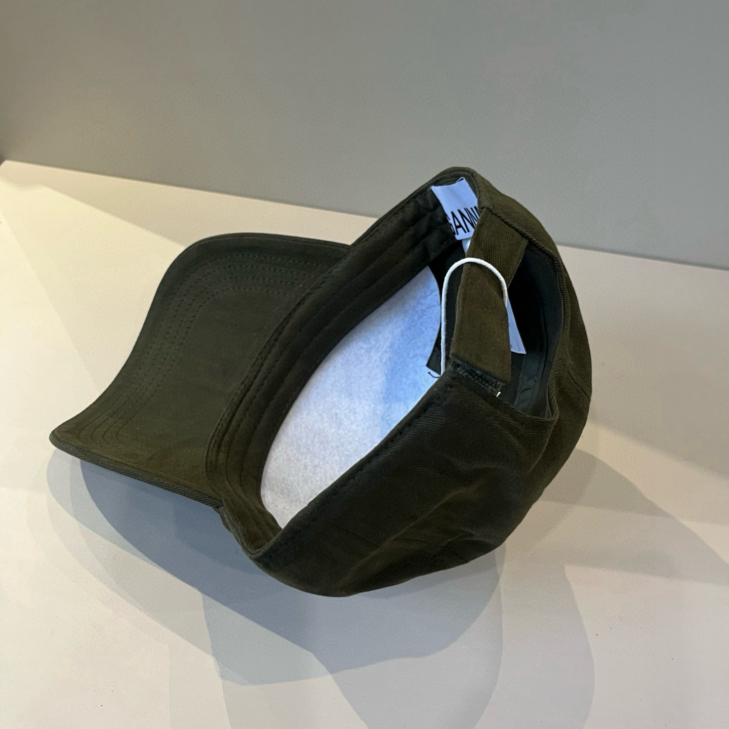 
潮牌🧢官网新品，棒球帽，原单品质火爆来袭 。🎩 工艺非常精美 高档大气上档次！低调奢华，方便携带！跑量