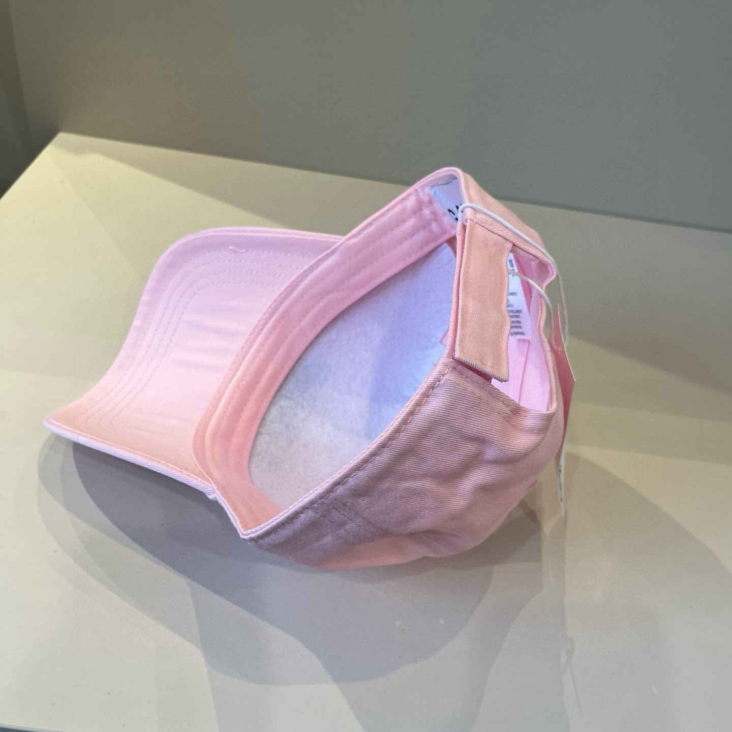 
潮牌🧢官网新品，棒球帽，原单品质火爆来袭 。🎩 工艺非常精美 高档大气上档次！低调奢华，方便携带！跑量