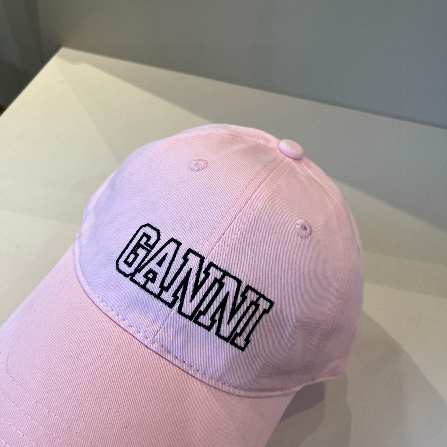 
潮牌🧢官网新品，棒球帽，原单品质火爆来袭 。🎩 工艺非常精美 高档大气上档次！低调奢华，方便携带！跑量