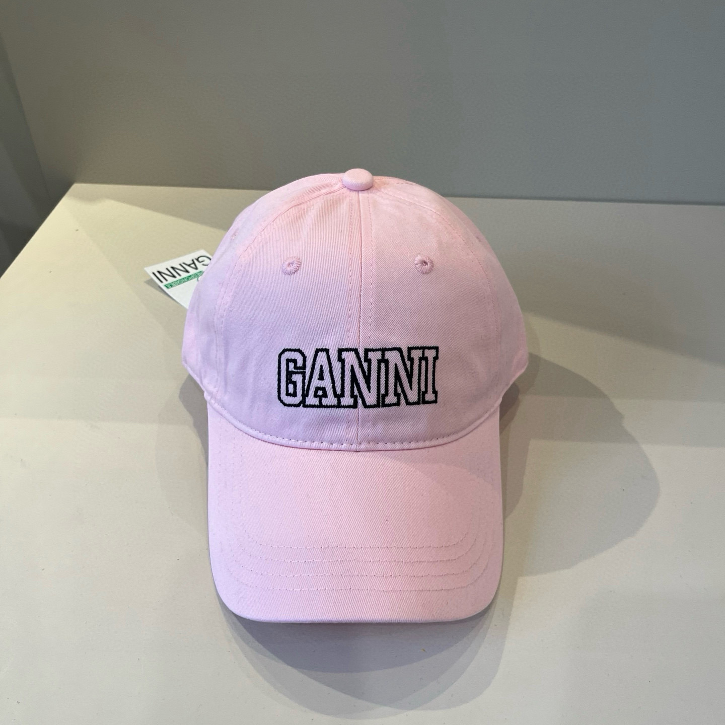 
潮牌🧢官网新品，棒球帽，原单品质火爆来袭 。🎩 工艺非常精美 高档大气上档次！低调奢华，方便携带！跑量
