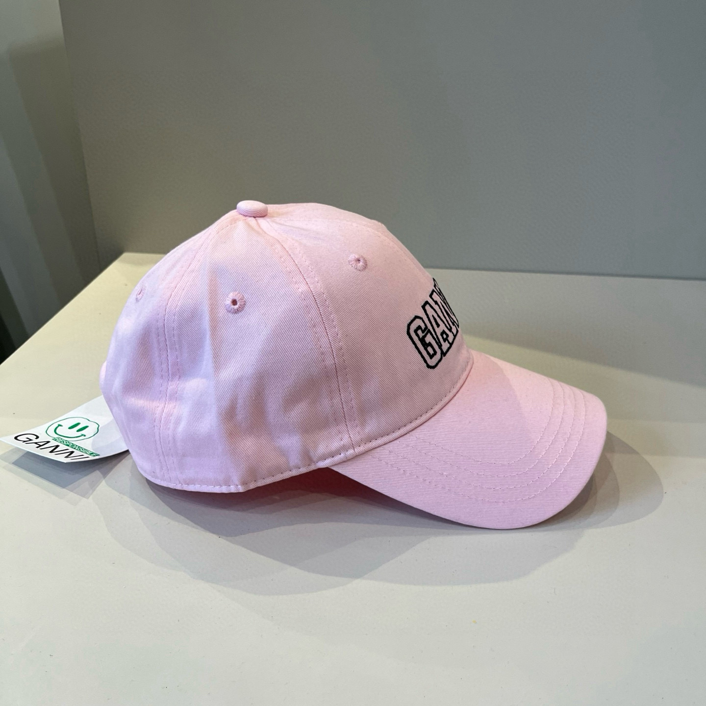 
潮牌🧢官网新品，棒球帽，原单品质火爆来袭 。🎩 工艺非常精美 高档大气上档次！低调奢华，方便携带！跑量