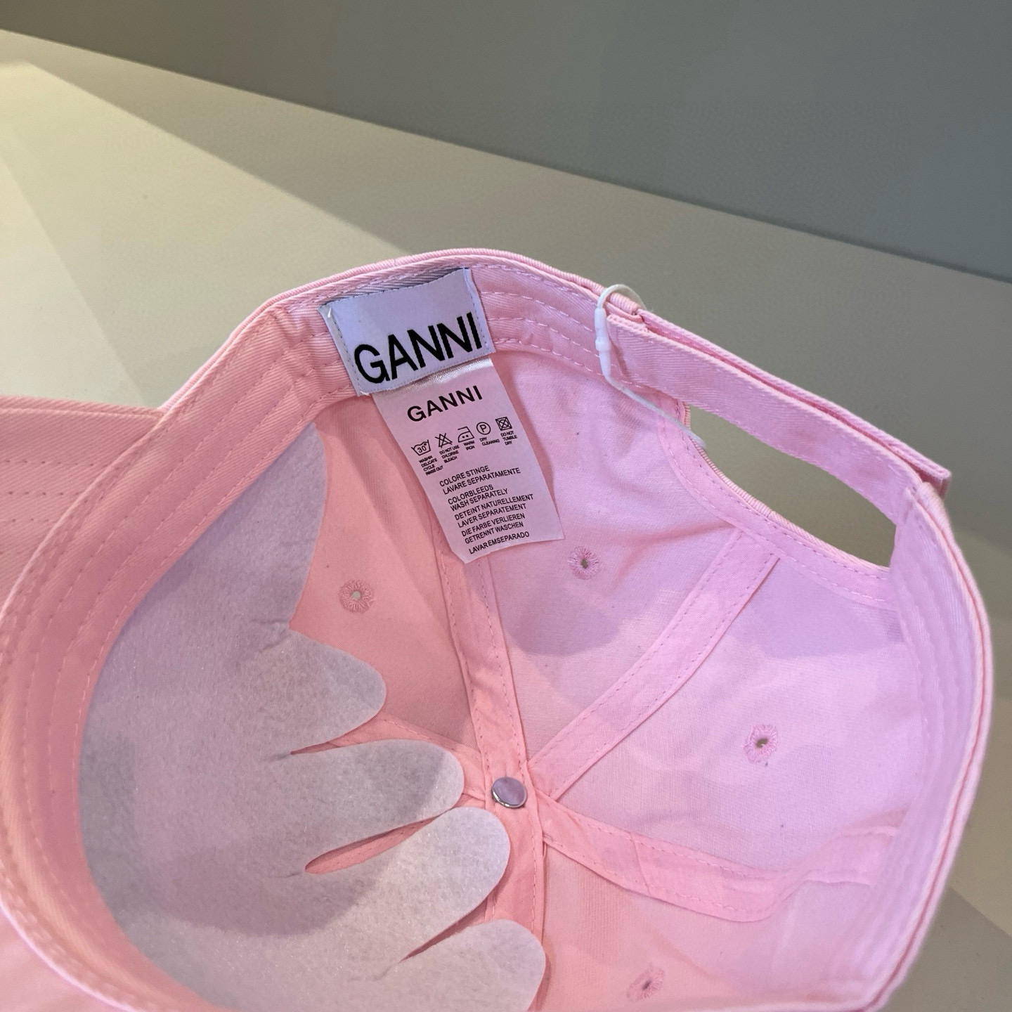 
潮牌🧢官网新品，棒球帽，原单品质火爆来袭 。🎩 工艺非常精美 高档大气上档次！低调奢华，方便携带！跑量