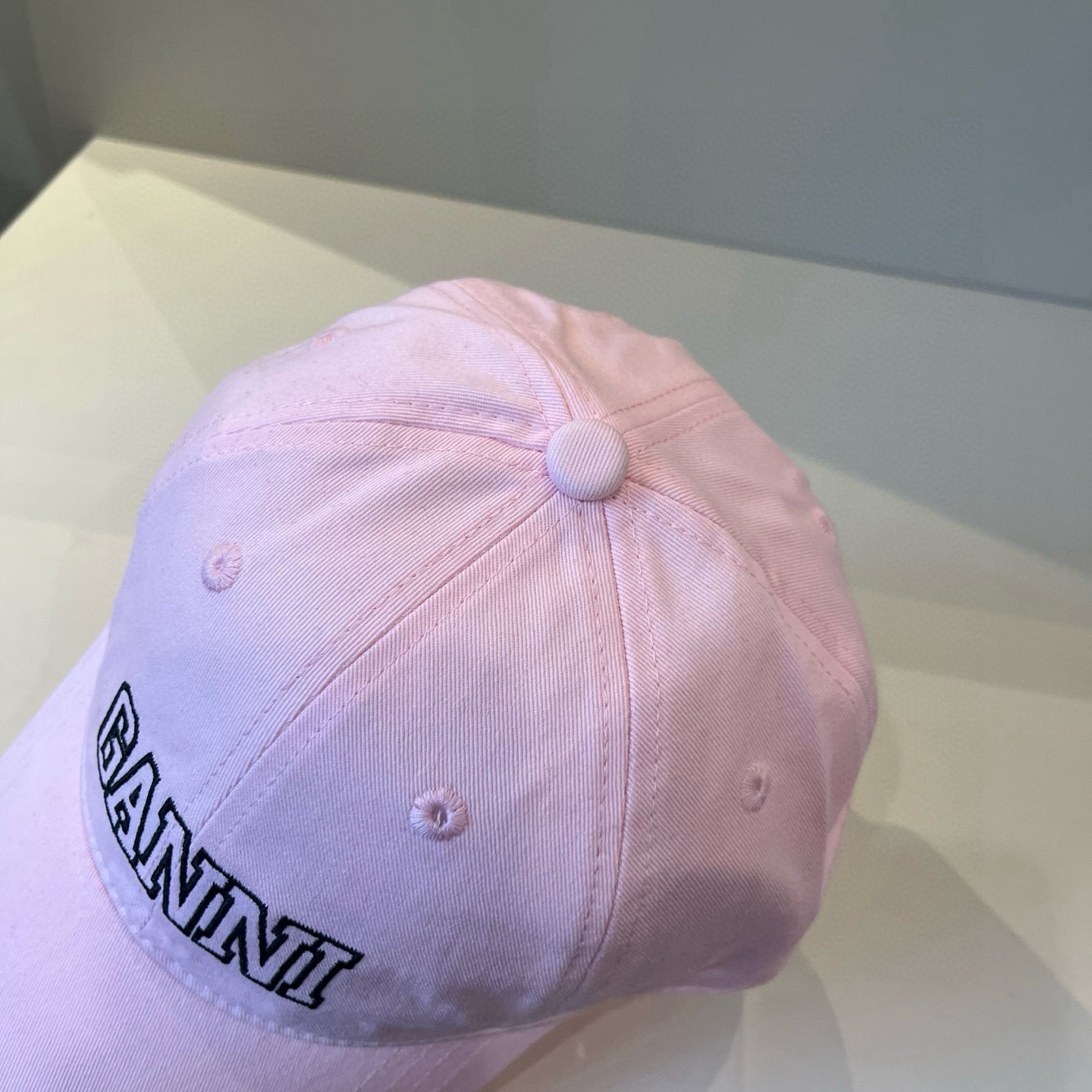 
潮牌🧢官网新品，棒球帽，原单品质火爆来袭 。🎩 工艺非常精美 高档大气上档次！低调奢华，方便携带！跑量