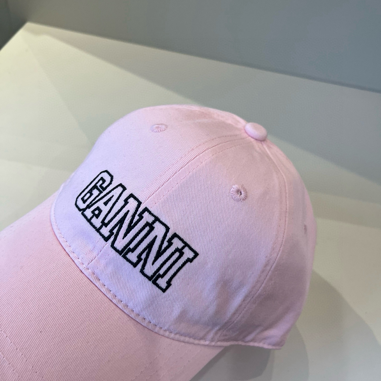 
潮牌🧢官网新品，棒球帽，原单品质火爆来袭 。🎩 工艺非常精美 高档大气上档次！低调奢华，方便携带！跑量
