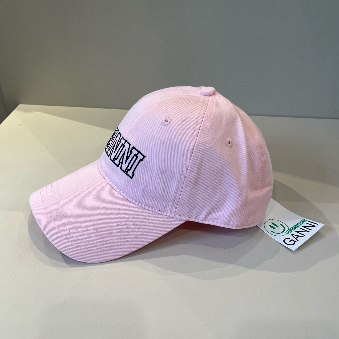 
潮牌🧢官网新品，棒球帽，原单品质火爆来袭 。🎩 工艺非常精美 高档大气上档次！低调奢华，方便携带！跑量