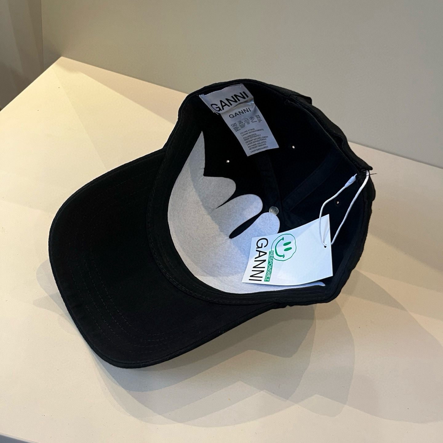 
潮牌🧢官网新品，棒球帽，原单品质火爆来袭 。🎩 工艺非常精美 高档大气上档次！低调奢华，方便携带！跑量