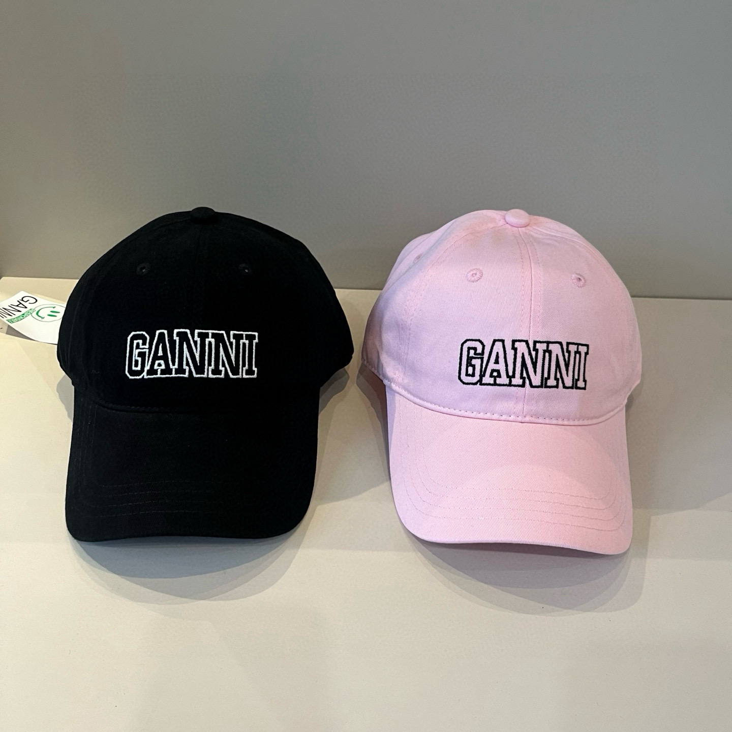 
潮牌🧢官网新品，棒球帽，原单品质火爆来袭 。🎩 工艺非常精美 高档大气上档次！低调奢华，方便携带！跑量