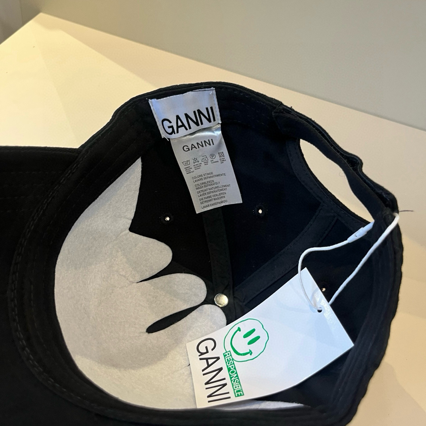 
潮牌🧢官网新品，棒球帽，原单品质火爆来袭 。🎩 工艺非常精美 高档大气上档次！低调奢华，方便携带！跑量