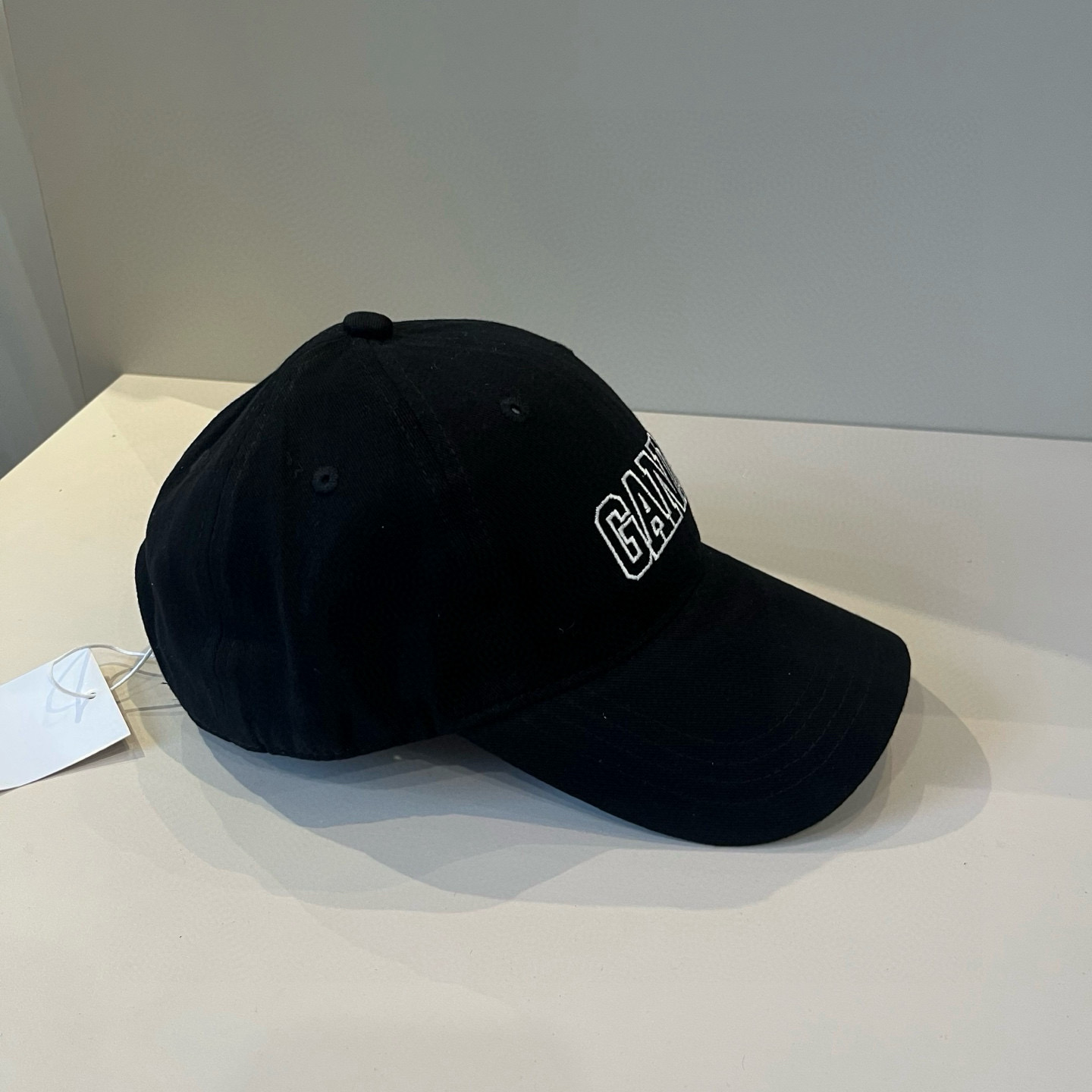 
潮牌🧢官网新品，棒球帽，原单品质火爆来袭 。🎩 工艺非常精美 高档大气上档次！低调奢华，方便携带！跑量