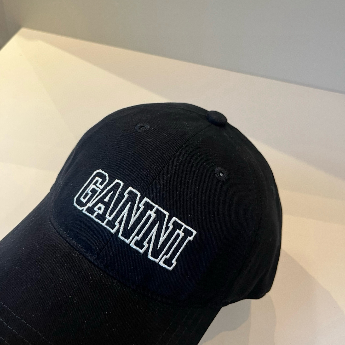 
潮牌🧢官网新品，棒球帽，原单品质火爆来袭 。🎩 工艺非常精美 高档大气上档次！低调奢华，方便携带！跑量
