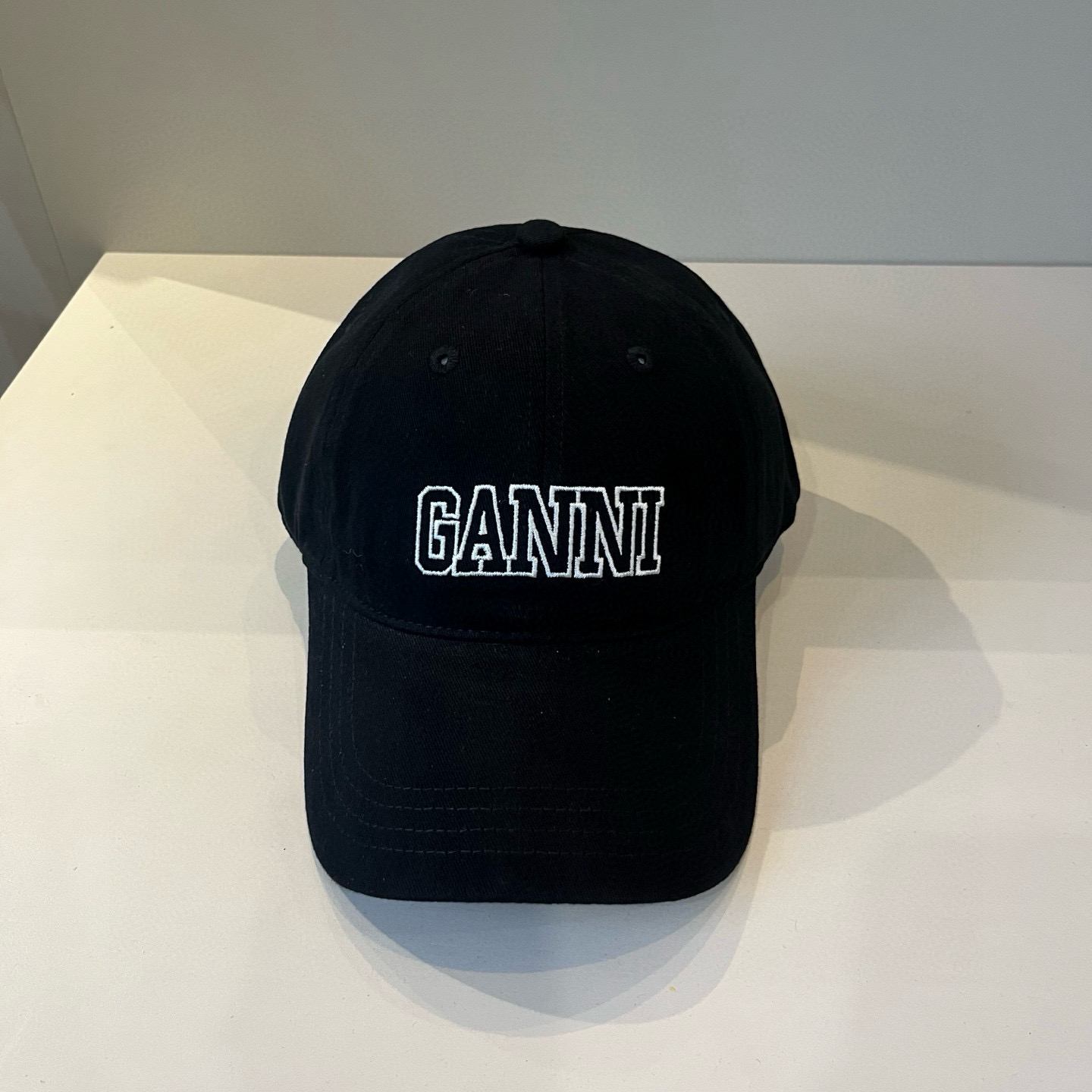 
潮牌🧢官网新品，棒球帽，原单品质火爆来袭 。🎩 工艺非常精美 高档大气上档次！低调奢华，方便携带！跑量
