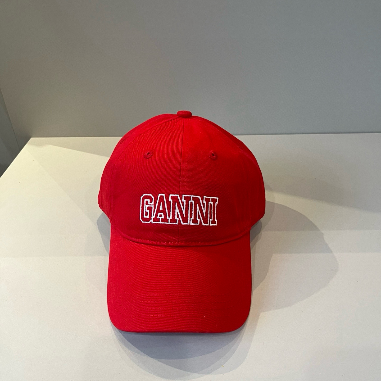 
潮牌🧢官网新品，棒球帽，原单品质火爆来袭 。🎩 工艺非常精美 高档大气上档次！低调奢华，方便携带！跑量