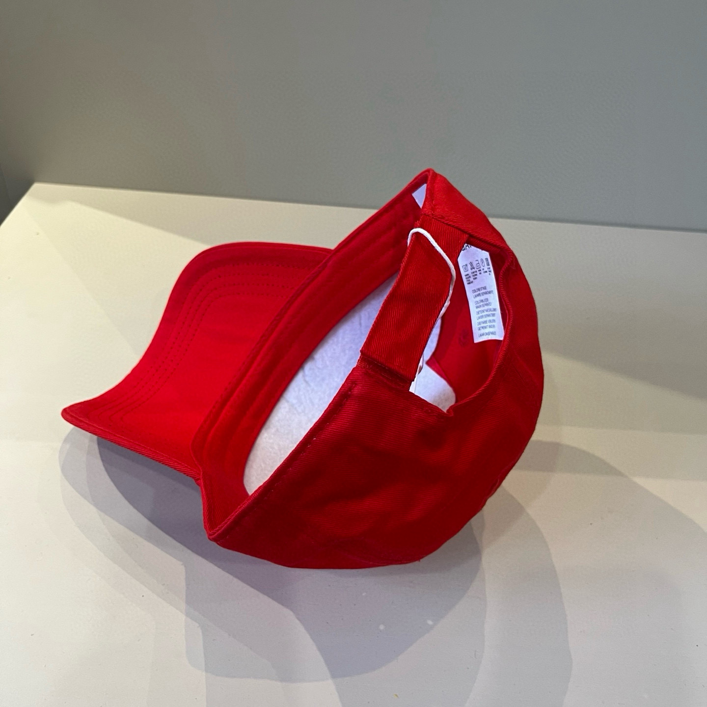 
潮牌🧢官网新品，棒球帽，原单品质火爆来袭 。🎩 工艺非常精美 高档大气上档次！低调奢华，方便携带！跑量