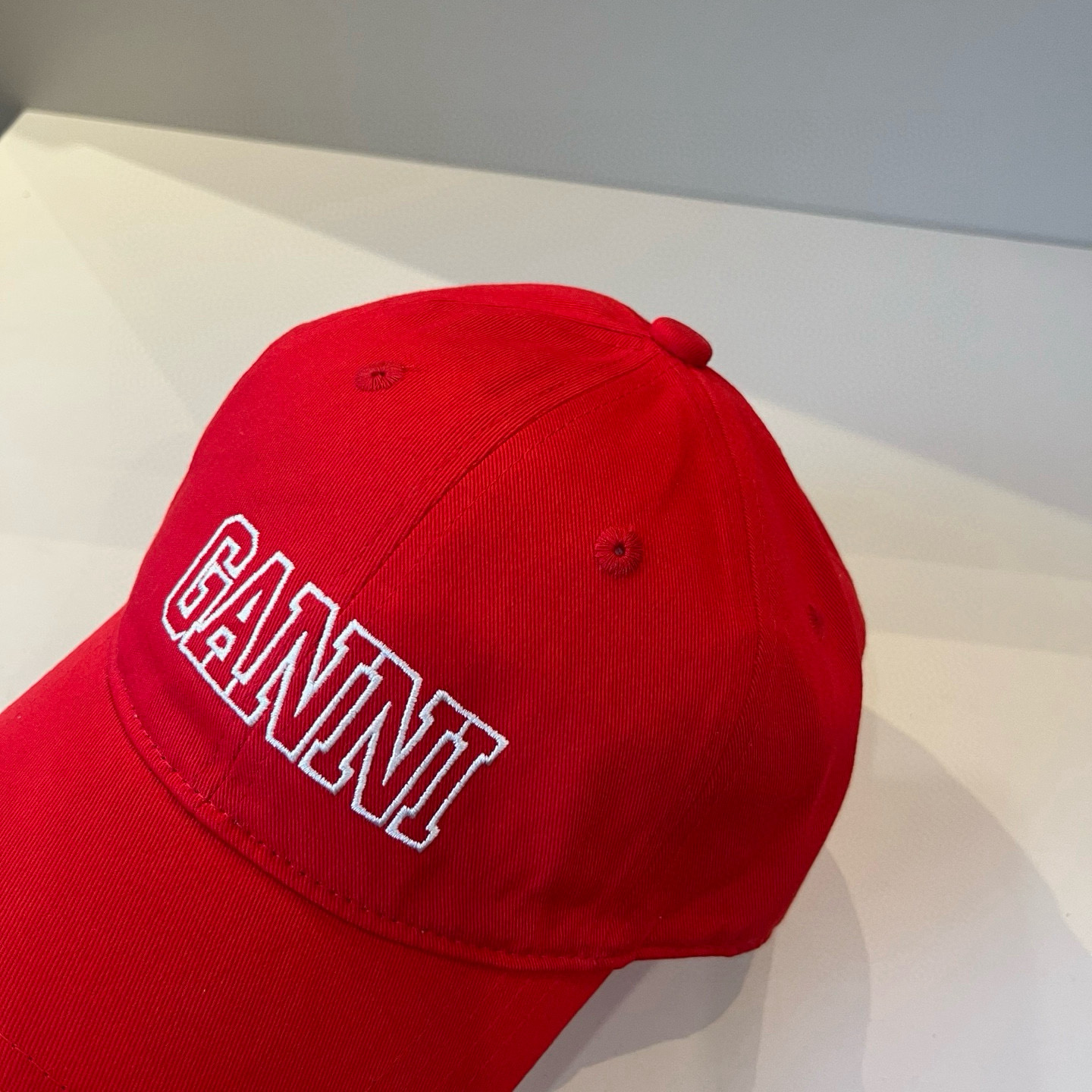 
潮牌🧢官网新品，棒球帽，原单品质火爆来袭 。🎩 工艺非常精美 高档大气上档次！低调奢华，方便携带！跑量
