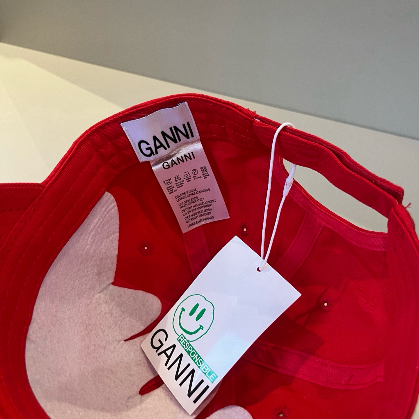 
潮牌🧢官网新品，棒球帽，原单品质火爆来袭 。🎩 工艺非常精美 高档大气上档次！低调奢华，方便携带！跑量