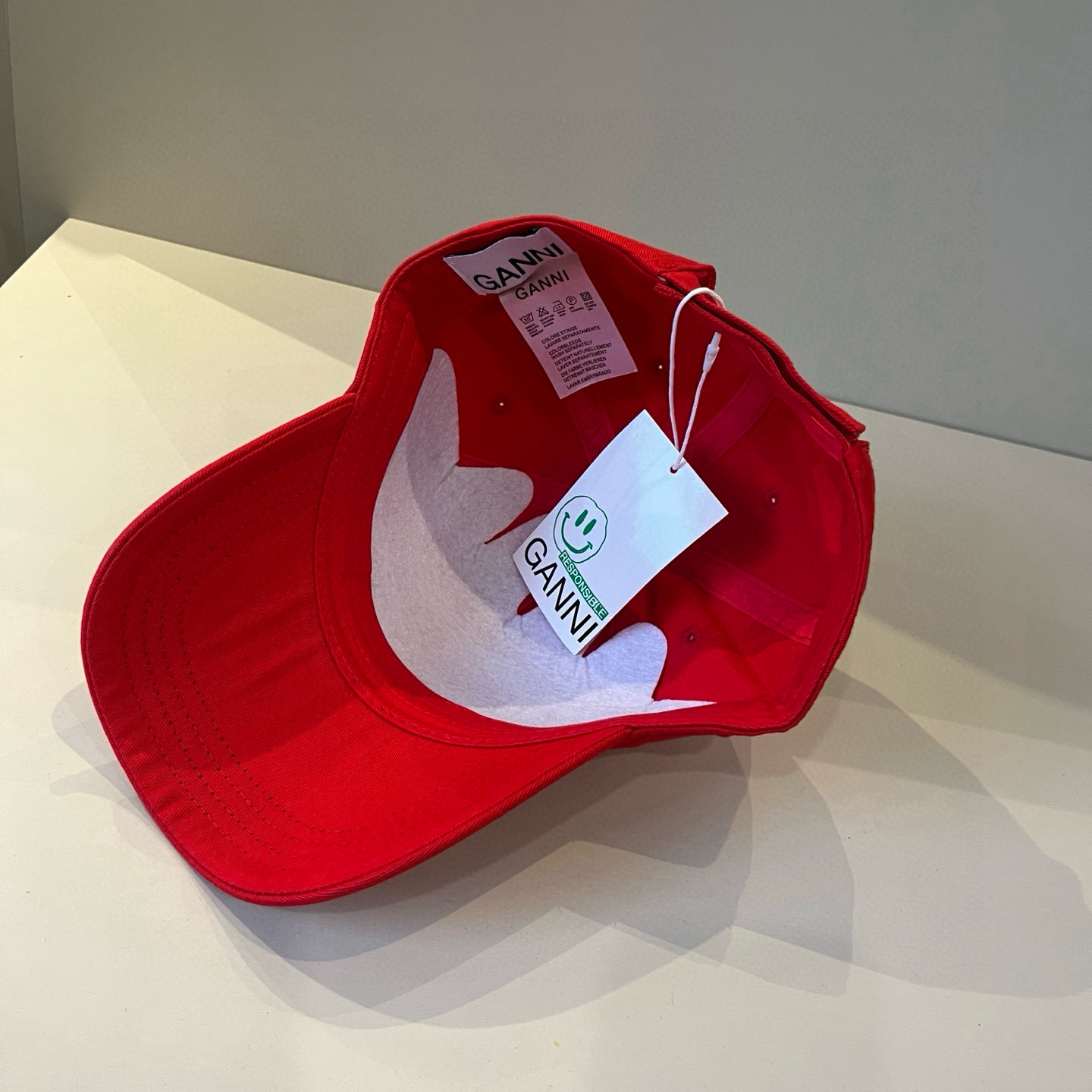 
潮牌🧢官网新品，棒球帽，原单品质火爆来袭 。🎩 工艺非常精美 高档大气上档次！低调奢华，方便携带！跑量