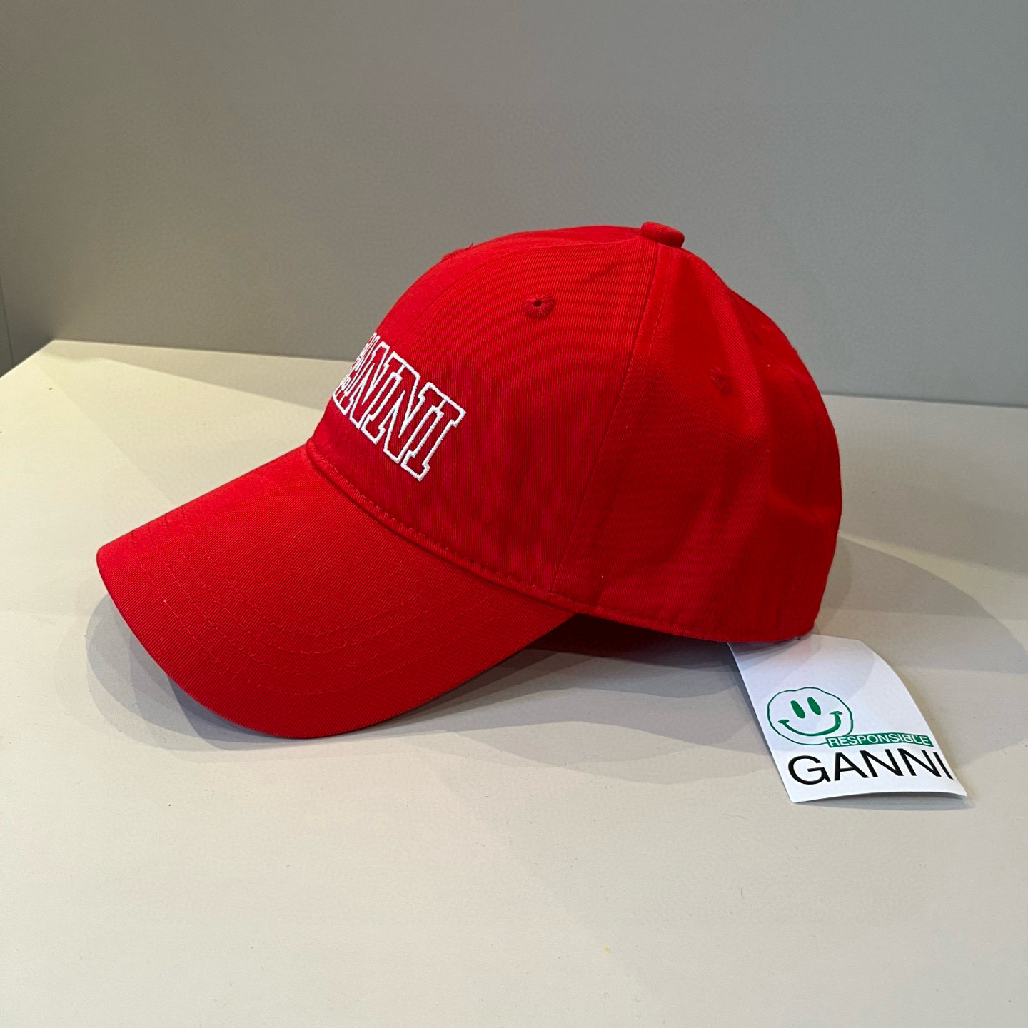 
潮牌🧢官网新品，棒球帽，原单品质火爆来袭 。🎩 工艺非常精美 高档大气上档次！低调奢华，方便携带！跑量