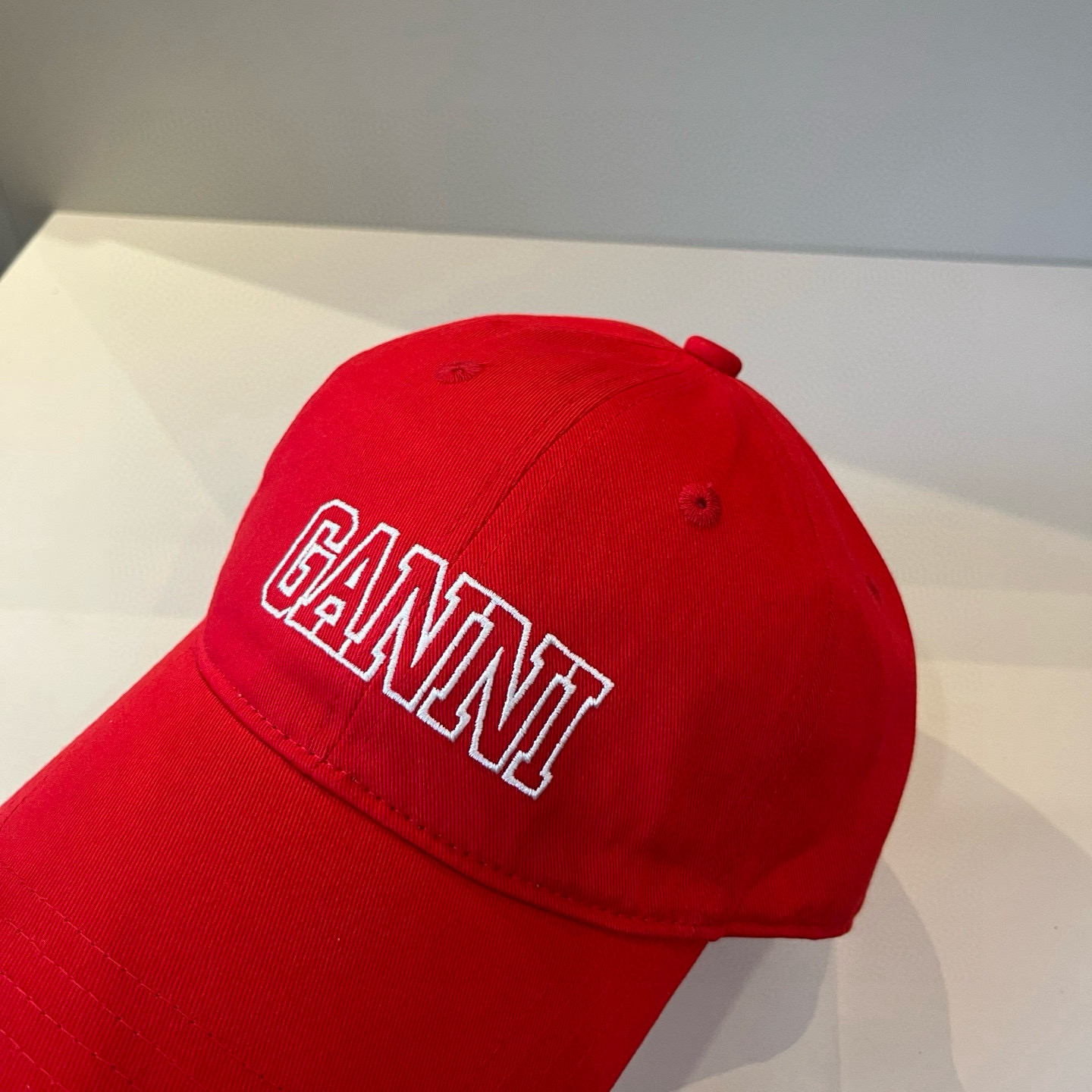 
潮牌🧢官网新品，棒球帽，原单品质火爆来袭 。🎩 工艺非常精美 高档大气上档次！低调奢华，方便携带！跑量
