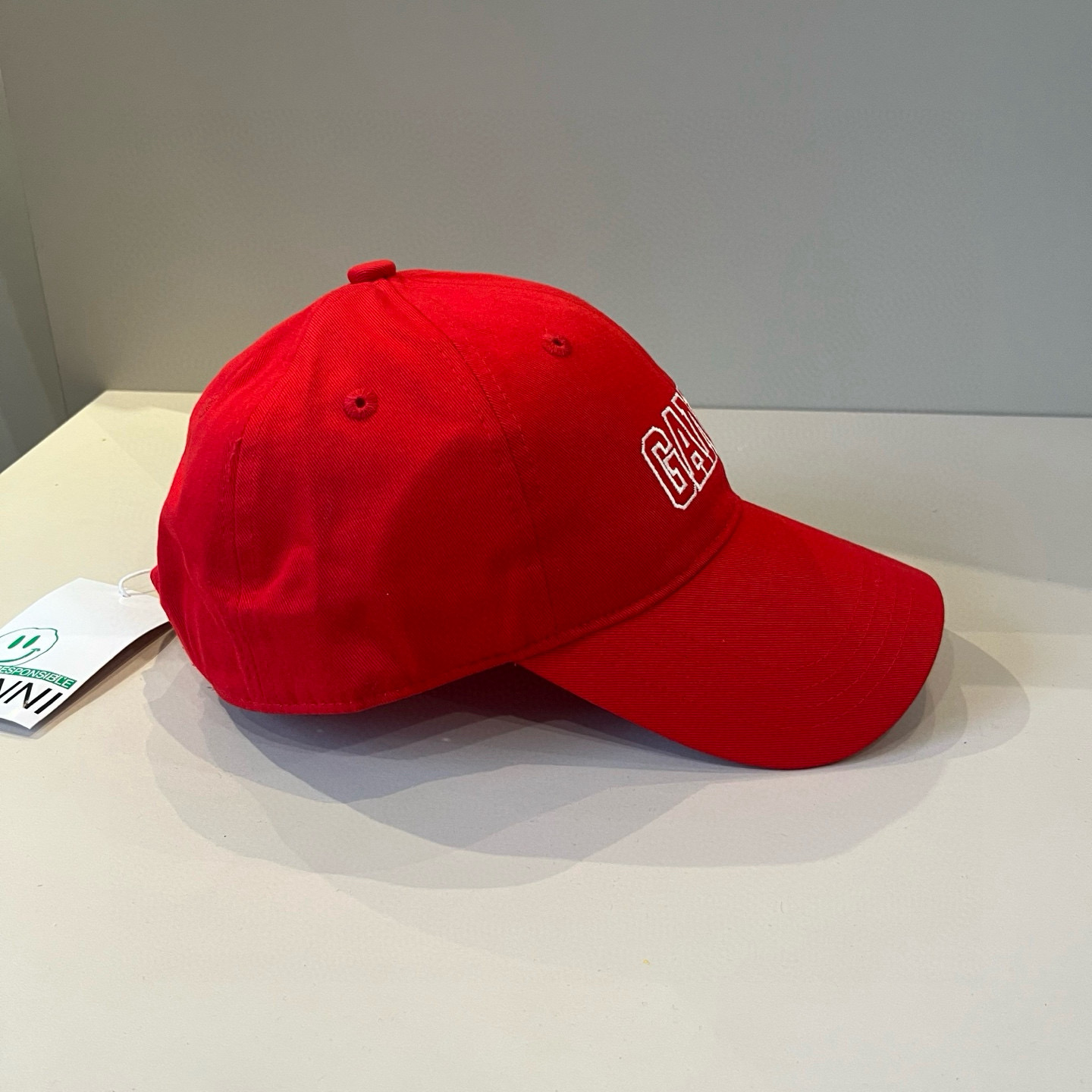 
潮牌🧢官网新品，棒球帽，原单品质火爆来袭 。🎩 工艺非常精美 高档大气上档次！低调奢华，方便携带！跑量