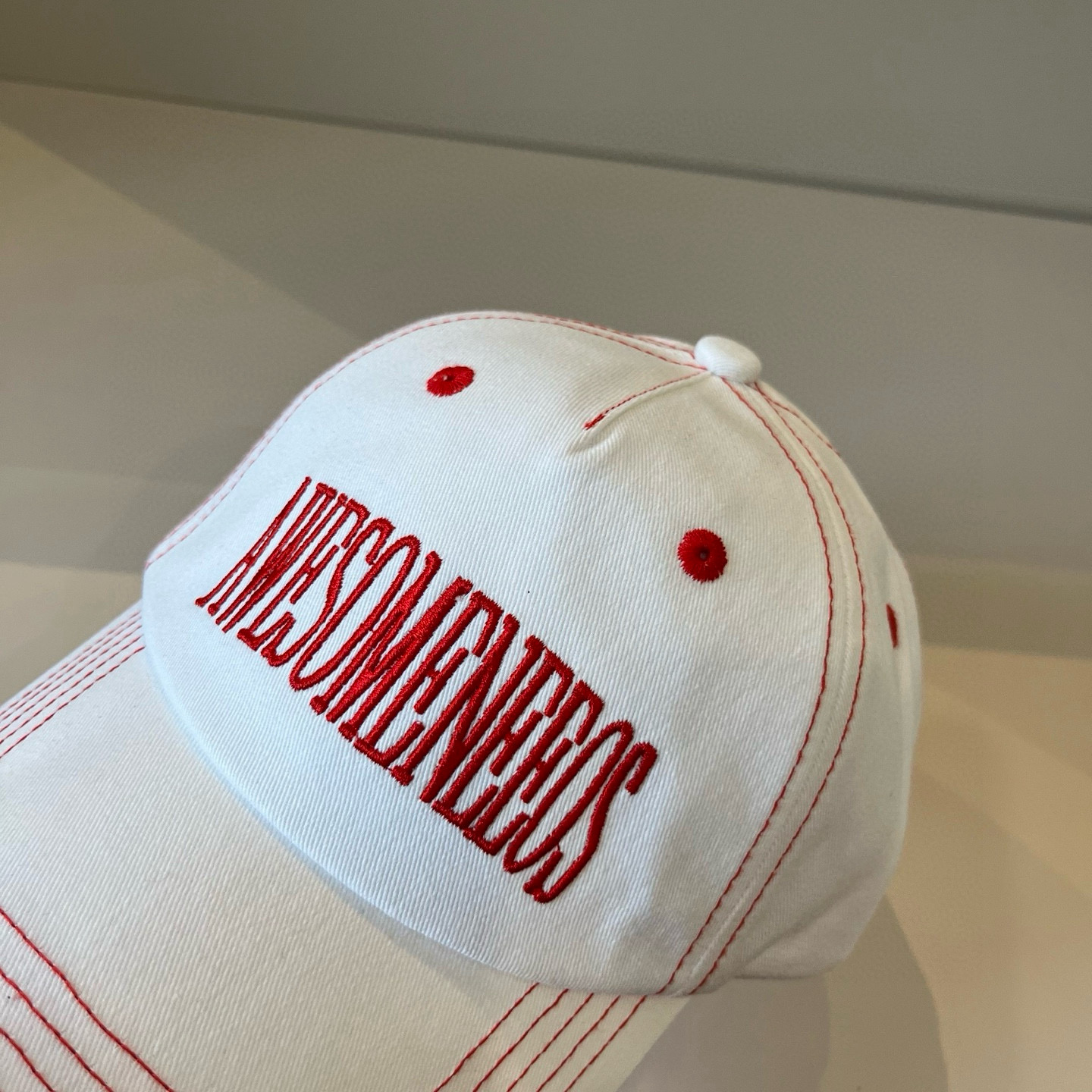 
潮牌🧢官网新品，棒球帽，原单品质火爆来袭 。🎩 工艺非常精美 高档大气上档次！低调奢华，方便携带！跑量