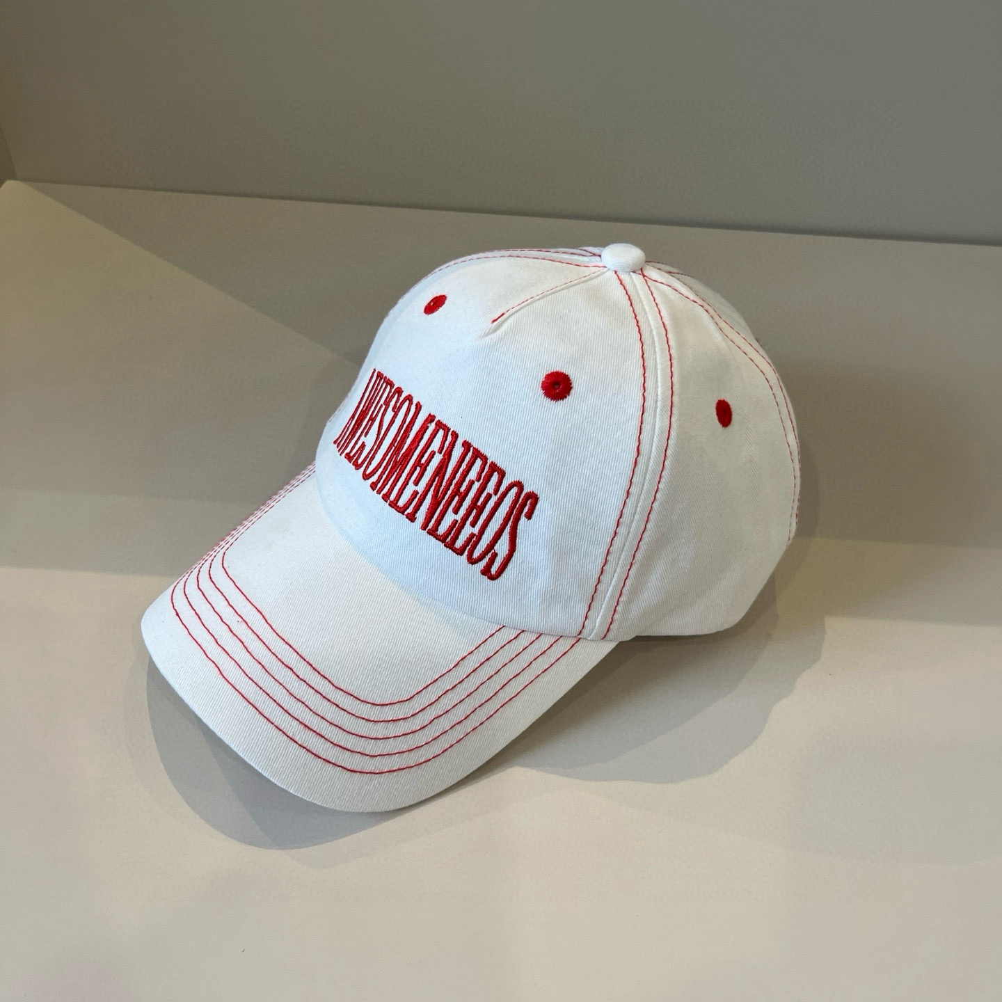 
潮牌🧢官网新品，棒球帽，原单品质火爆来袭 。🎩 工艺非常精美 高档大气上档次！低调奢华，方便携带！跑量
