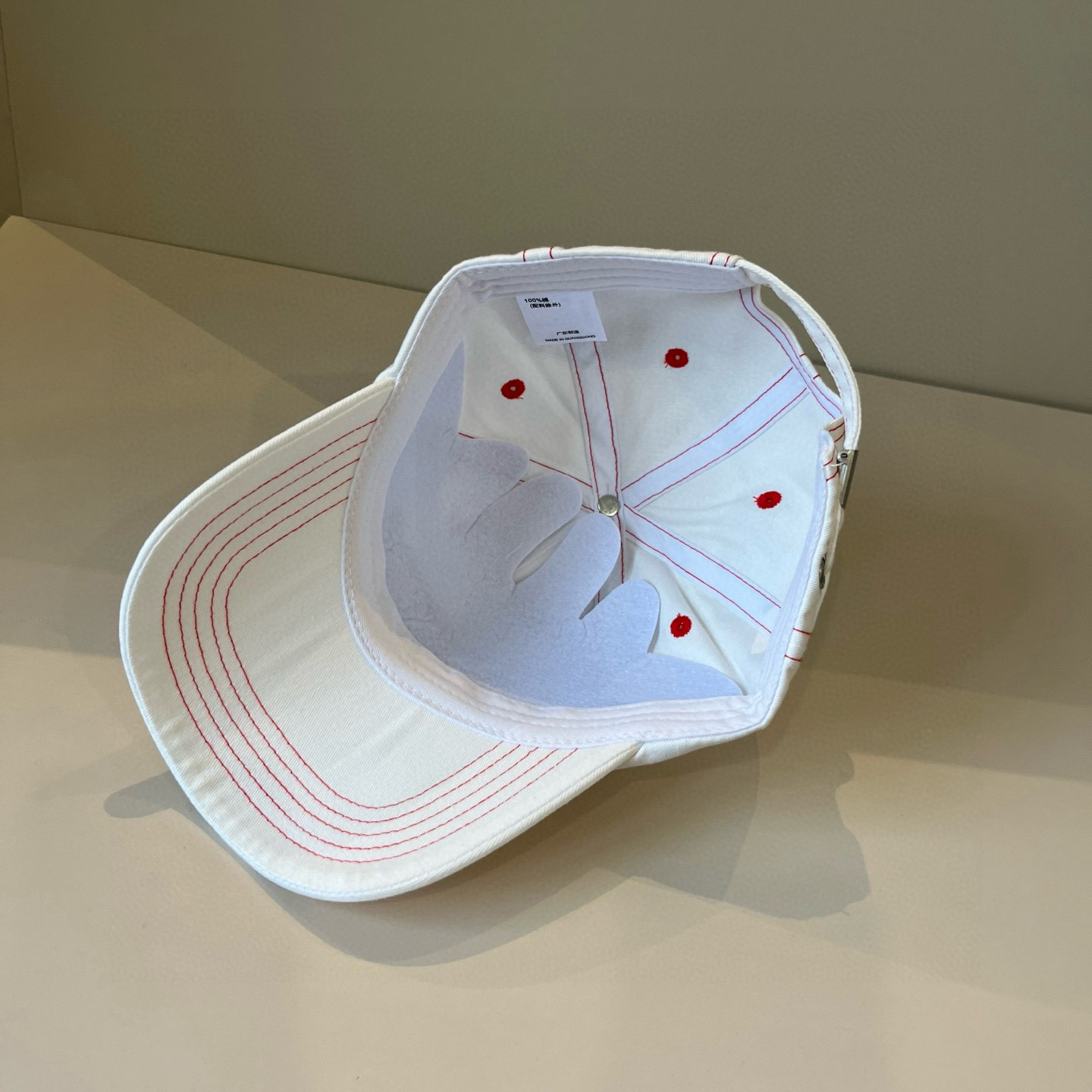 
潮牌🧢官网新品，棒球帽，原单品质火爆来袭 。🎩 工艺非常精美 高档大气上档次！低调奢华，方便携带！跑量