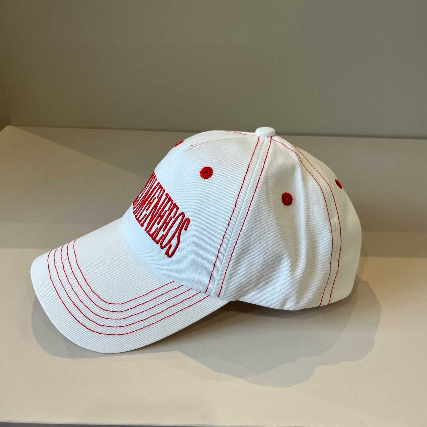 
潮牌🧢官网新品，棒球帽，原单品质火爆来袭 。🎩 工艺非常精美 高档大气上档次！低调奢华，方便携带！跑量