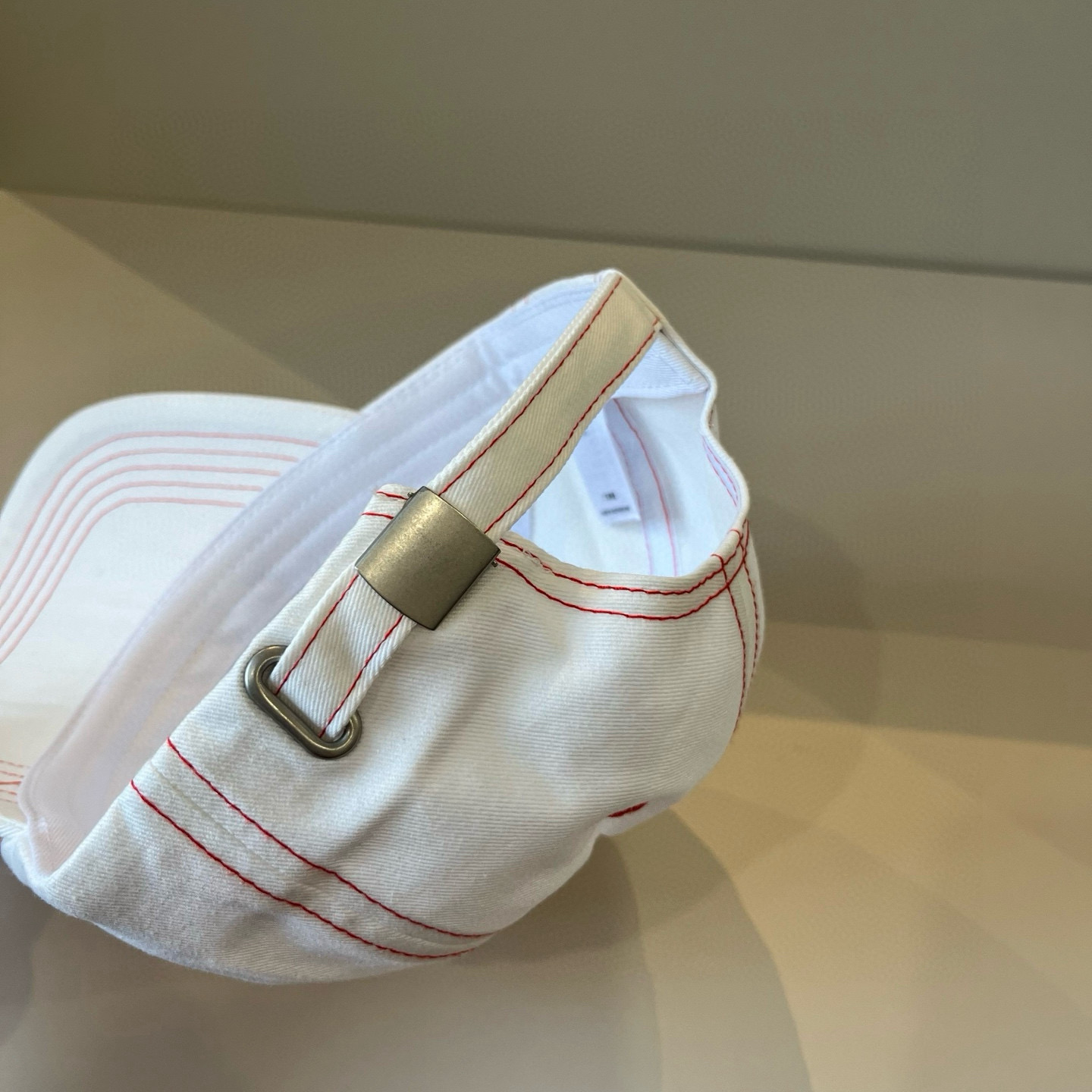 
潮牌🧢官网新品，棒球帽，原单品质火爆来袭 。🎩 工艺非常精美 高档大气上档次！低调奢华，方便携带！跑量