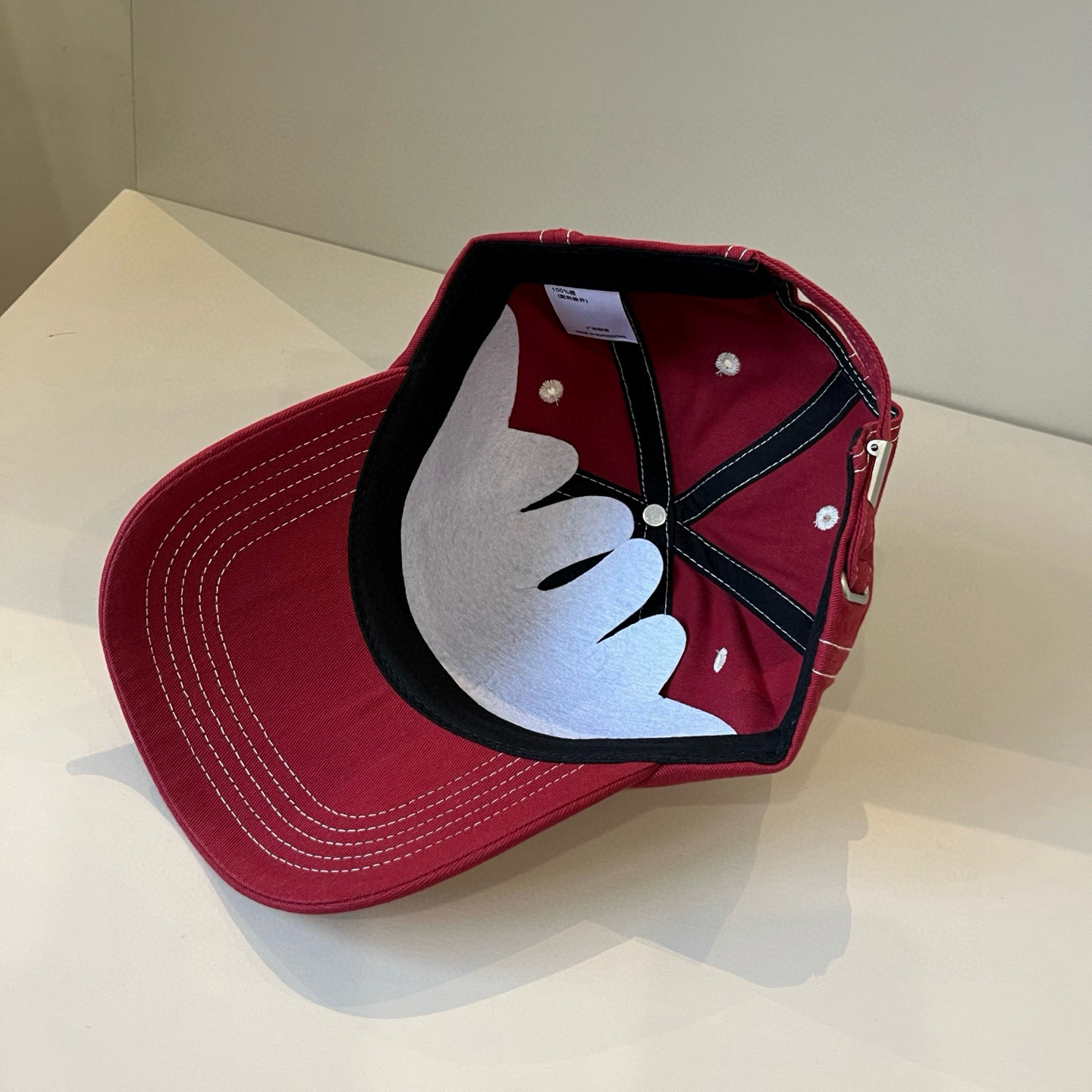 
潮牌🧢官网新品，棒球帽，原单品质火爆来袭 。🎩 工艺非常精美 高档大气上档次！低调奢华，方便携带！跑量