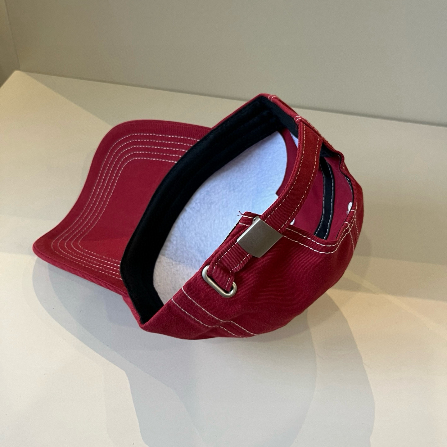 
潮牌🧢官网新品，棒球帽，原单品质火爆来袭 。🎩 工艺非常精美 高档大气上档次！低调奢华，方便携带！跑量