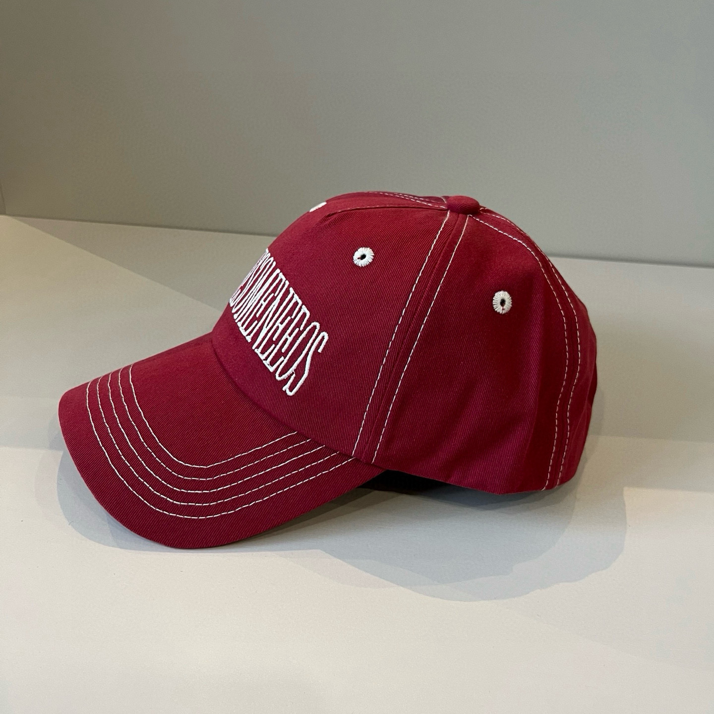 
潮牌🧢官网新品，棒球帽，原单品质火爆来袭 。🎩 工艺非常精美 高档大气上档次！低调奢华，方便携带！跑量