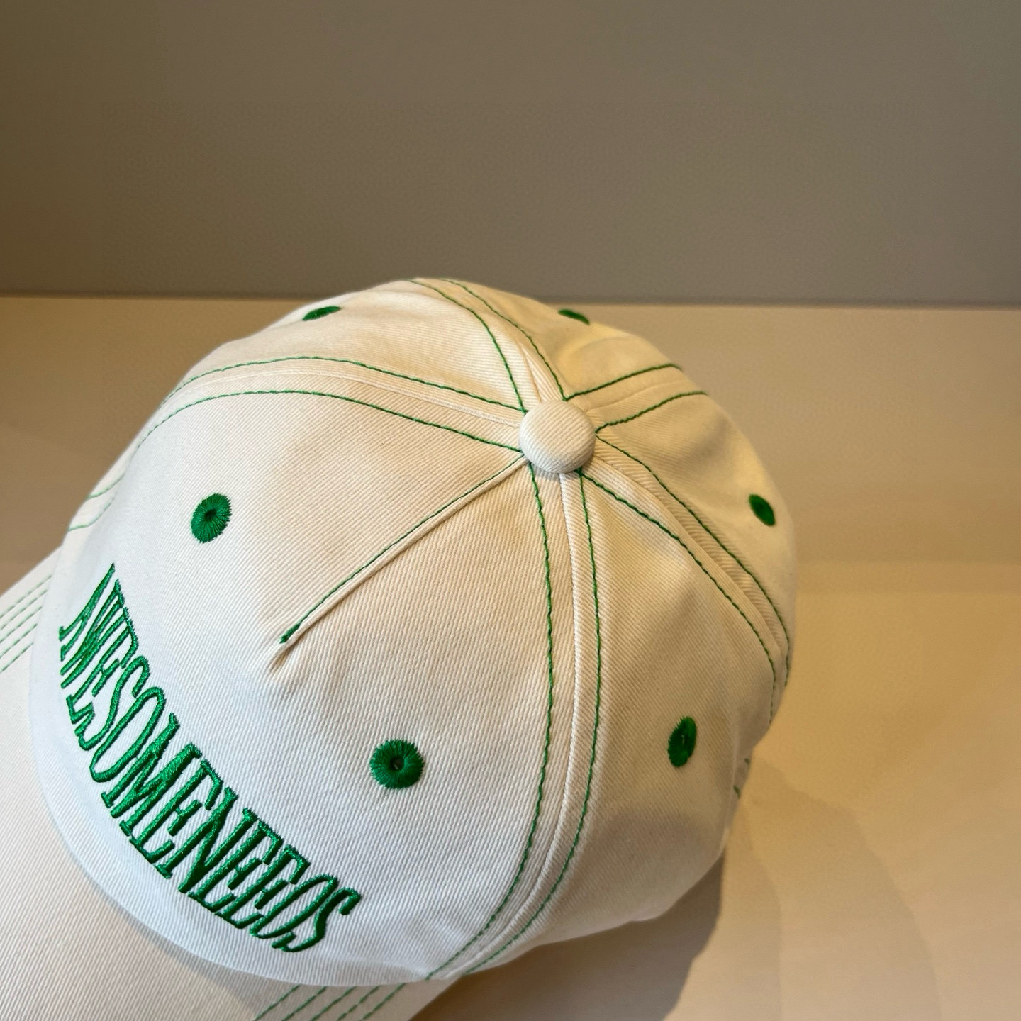 
潮牌🧢官网新品，棒球帽，原单品质火爆来袭 。🎩 工艺非常精美 高档大气上档次！低调奢华，方便携带！跑量