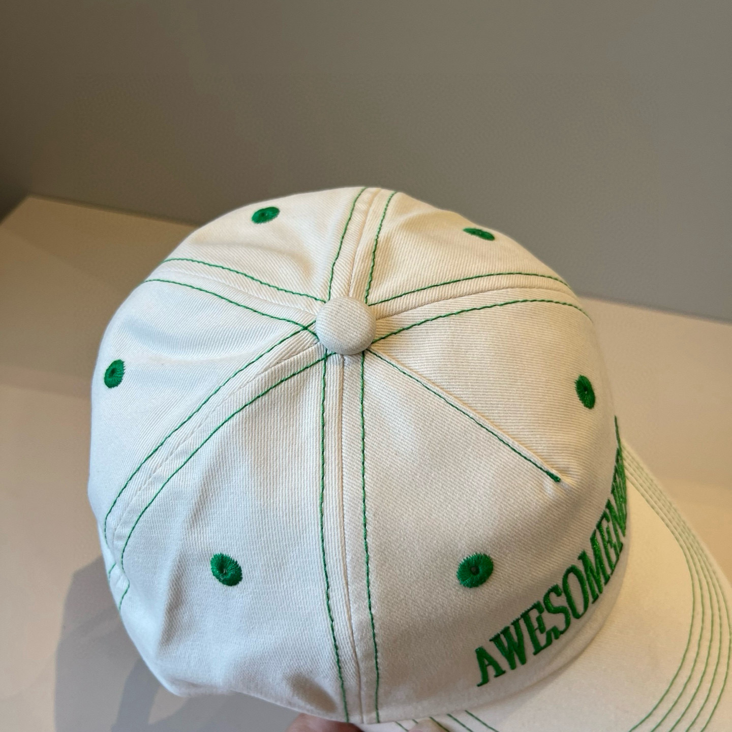 
潮牌🧢官网新品，棒球帽，原单品质火爆来袭 。🎩 工艺非常精美 高档大气上档次！低调奢华，方便携带！跑量