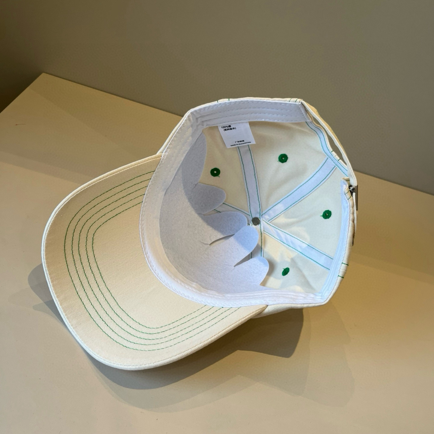 
潮牌🧢官网新品，棒球帽，原单品质火爆来袭 。🎩 工艺非常精美 高档大气上档次！低调奢华，方便携带！跑量