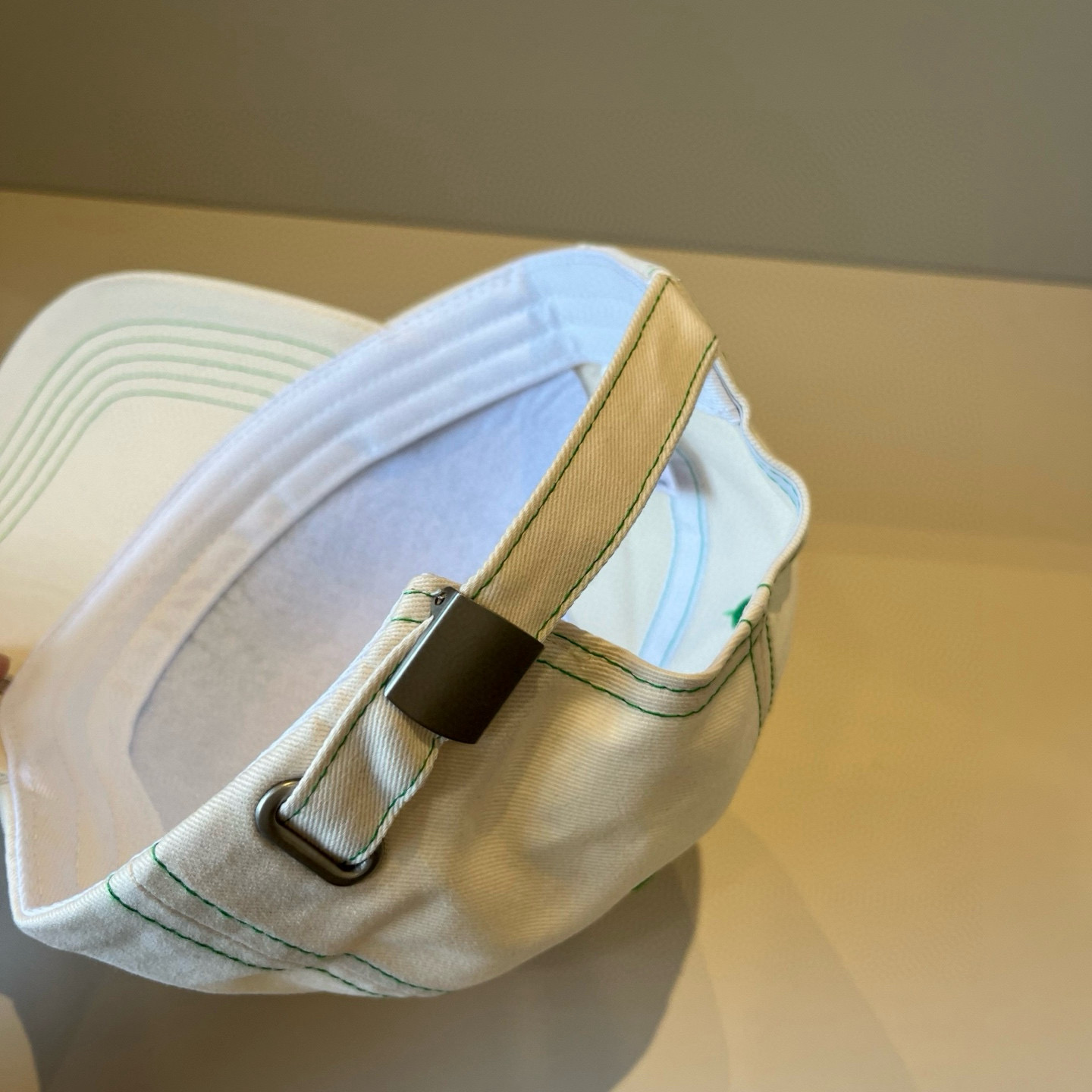 
潮牌🧢官网新品，棒球帽，原单品质火爆来袭 。🎩 工艺非常精美 高档大气上档次！低调奢华，方便携带！跑量