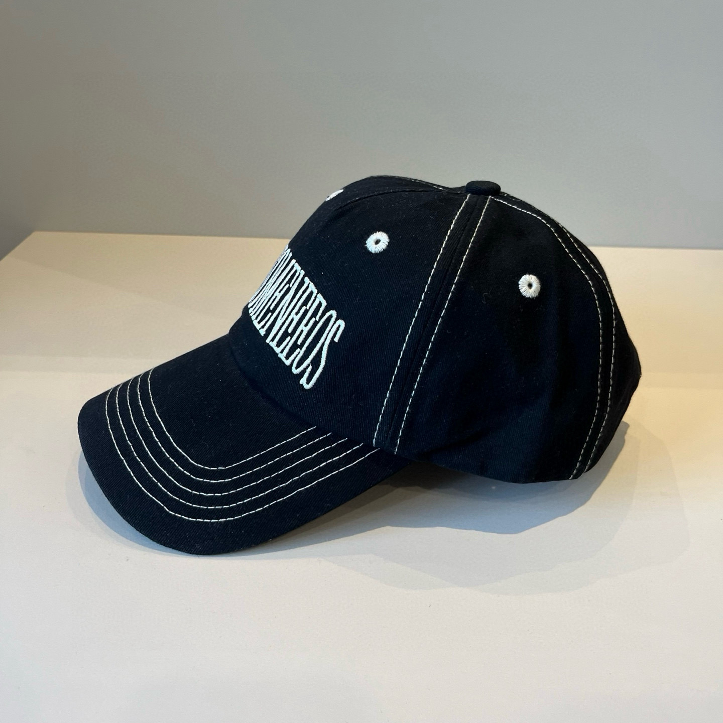 
潮牌🧢官网新品，棒球帽，原单品质火爆来袭 。🎩 工艺非常精美 高档大气上档次！低调奢华，方便携带！跑量