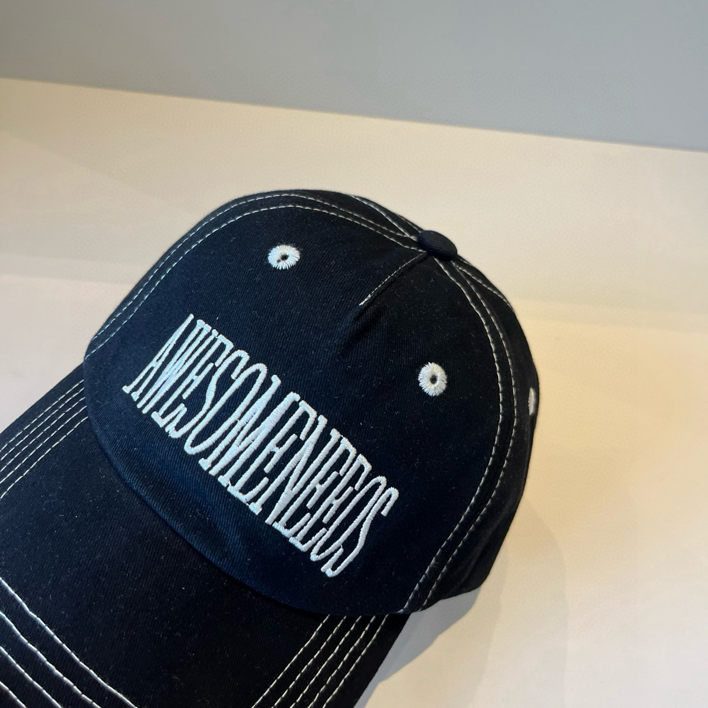 
潮牌🧢官网新品，棒球帽，原单品质火爆来袭 。🎩 工艺非常精美 高档大气上档次！低调奢华，方便携带！跑量