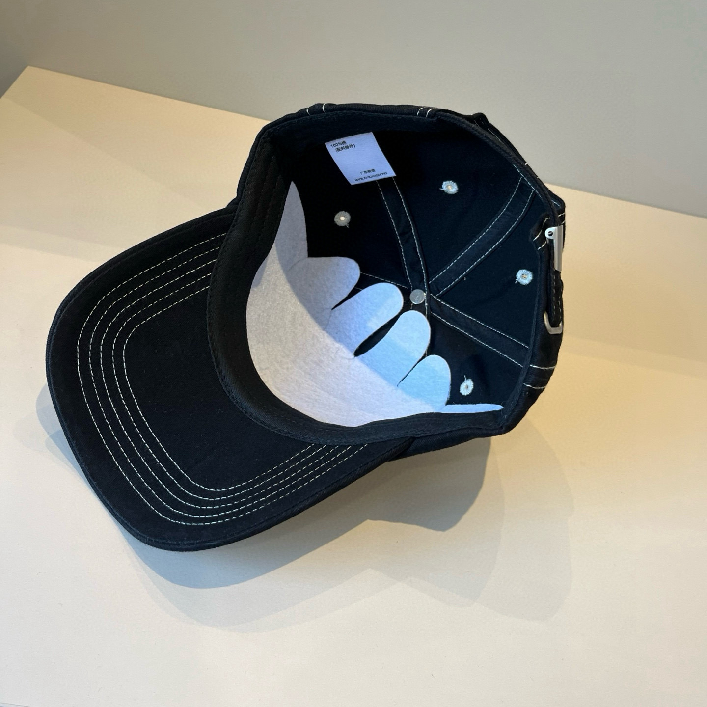 
潮牌🧢官网新品，棒球帽，原单品质火爆来袭 。🎩 工艺非常精美 高档大气上档次！低调奢华，方便携带！跑量