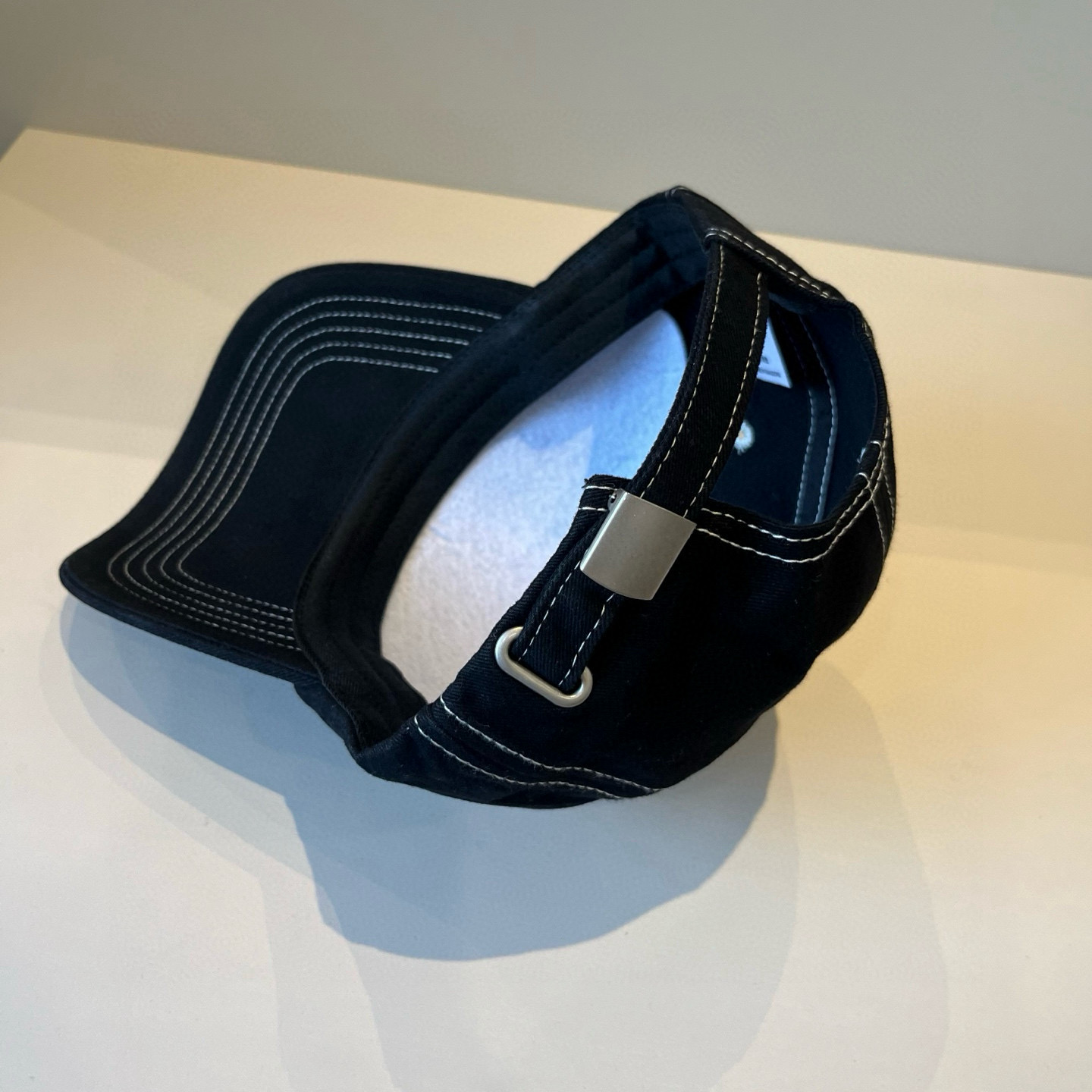 
潮牌🧢官网新品，棒球帽，原单品质火爆来袭 。🎩 工艺非常精美 高档大气上档次！低调奢华，方便携带！跑量