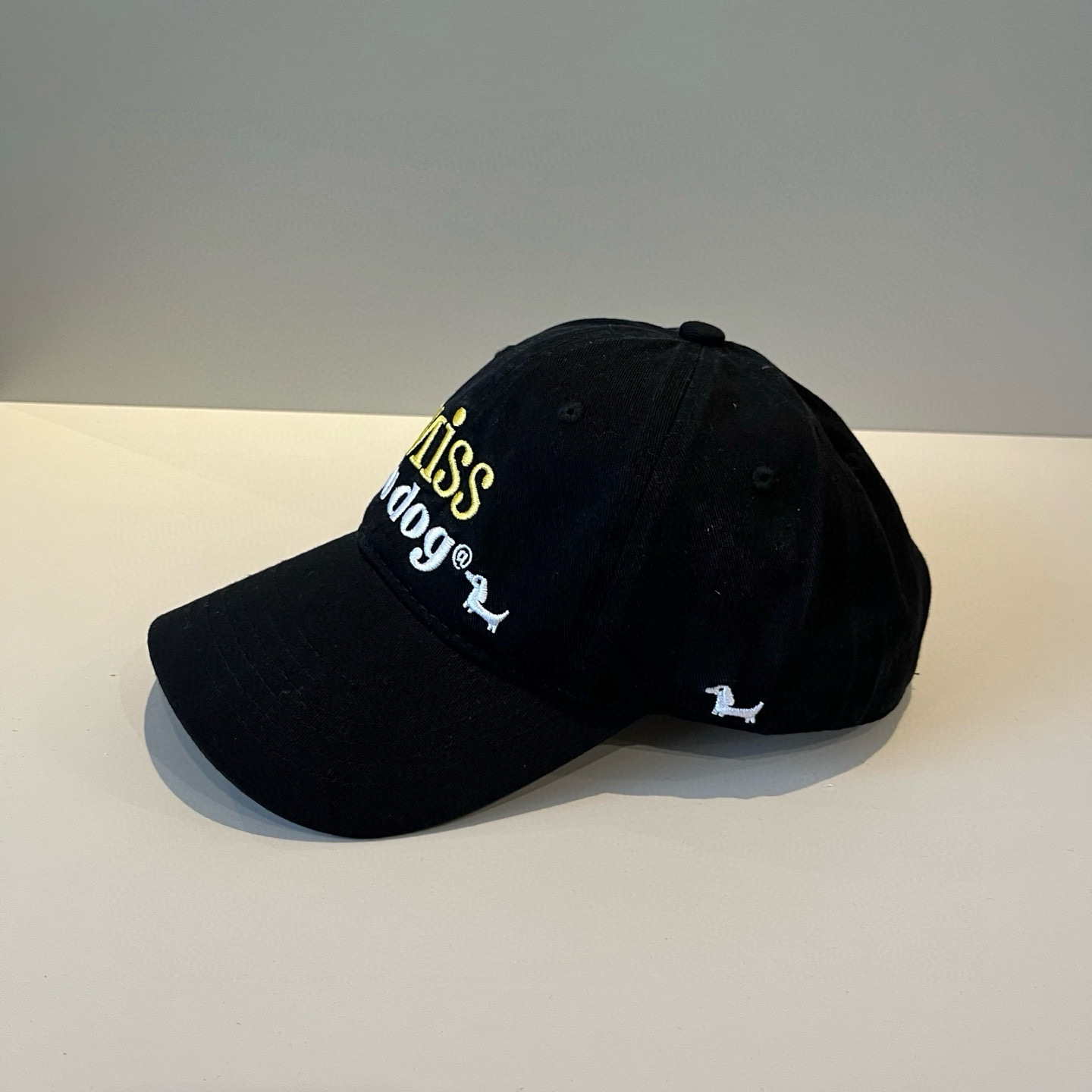 
潮牌🧢官网新品，棒球帽，原单品质火爆来袭 。🎩 工艺非常精美 高档大气上档次！低调奢华，方便携带！跑量